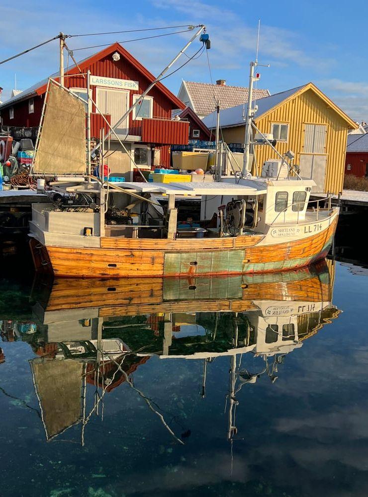 Finaste fiskebåten Shetland i Mollösund. Fiskar havskräftor och hummer att sälja på Larssons fisk.