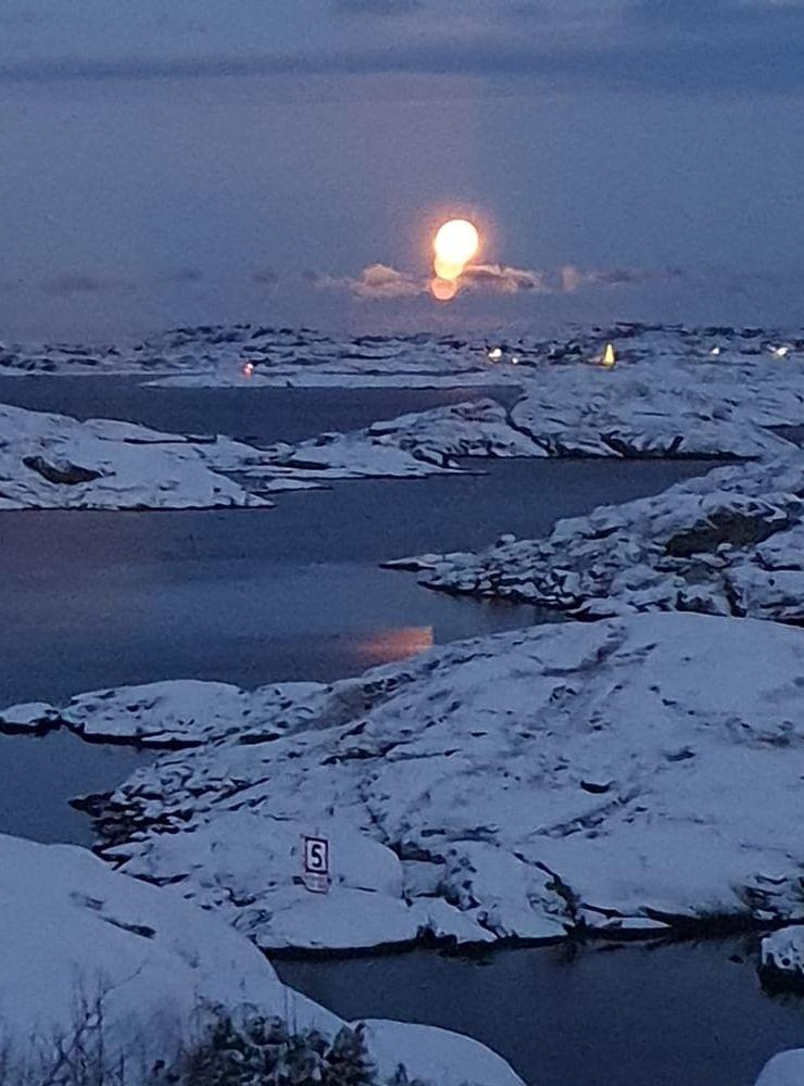 Fullmånens nedgång över Härön/Kyrkesund.
