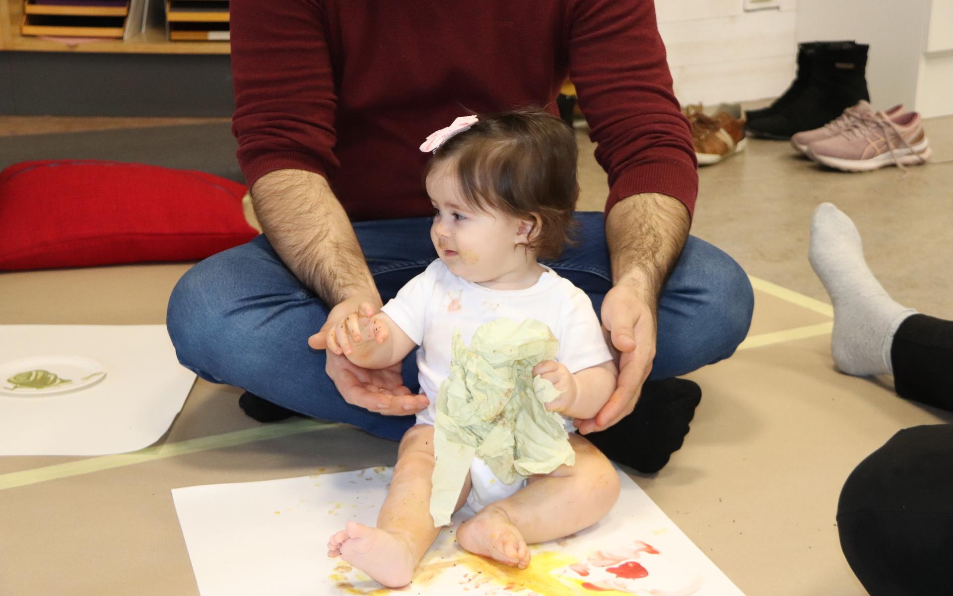 Melina Tokmaki, åtta månader, tyckte om att leka med färgen. Mamma Elly och pappa Vasilis såg till att inte för mycket hamnade i magen.