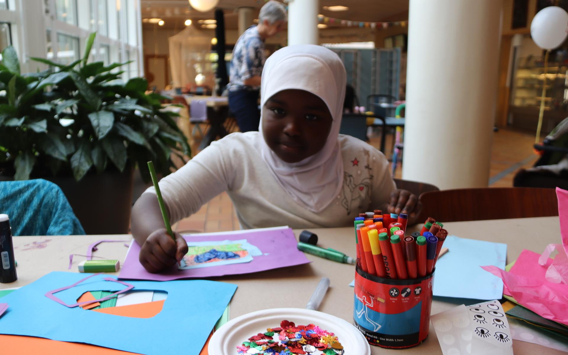 Salma Omar, åtta år, koncentrerade sig på att måla, rita och göra collagemed glitterpaljetter.