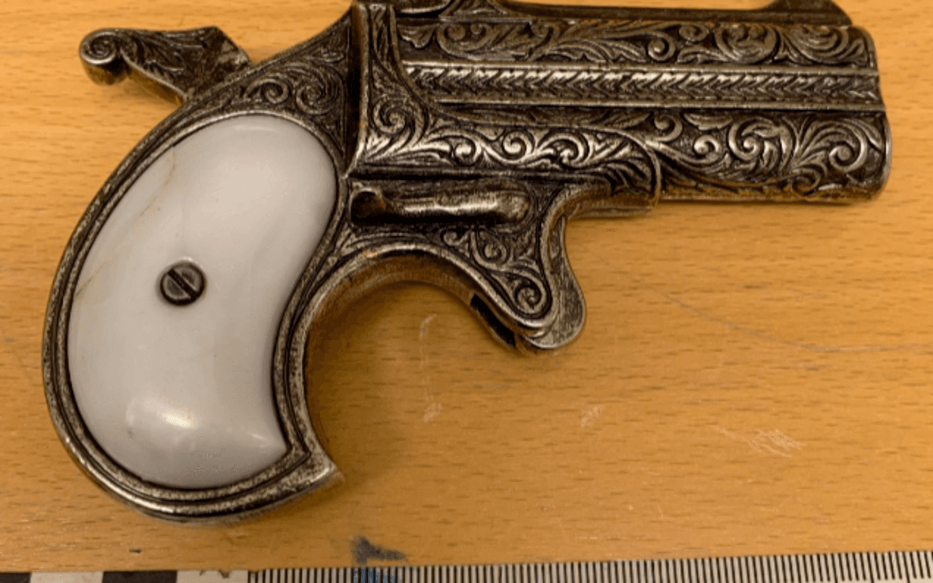 På en byrå i hallen utanför köket fann polisen bland annat denna pistol vid en husrannsakan i Skärhamn.