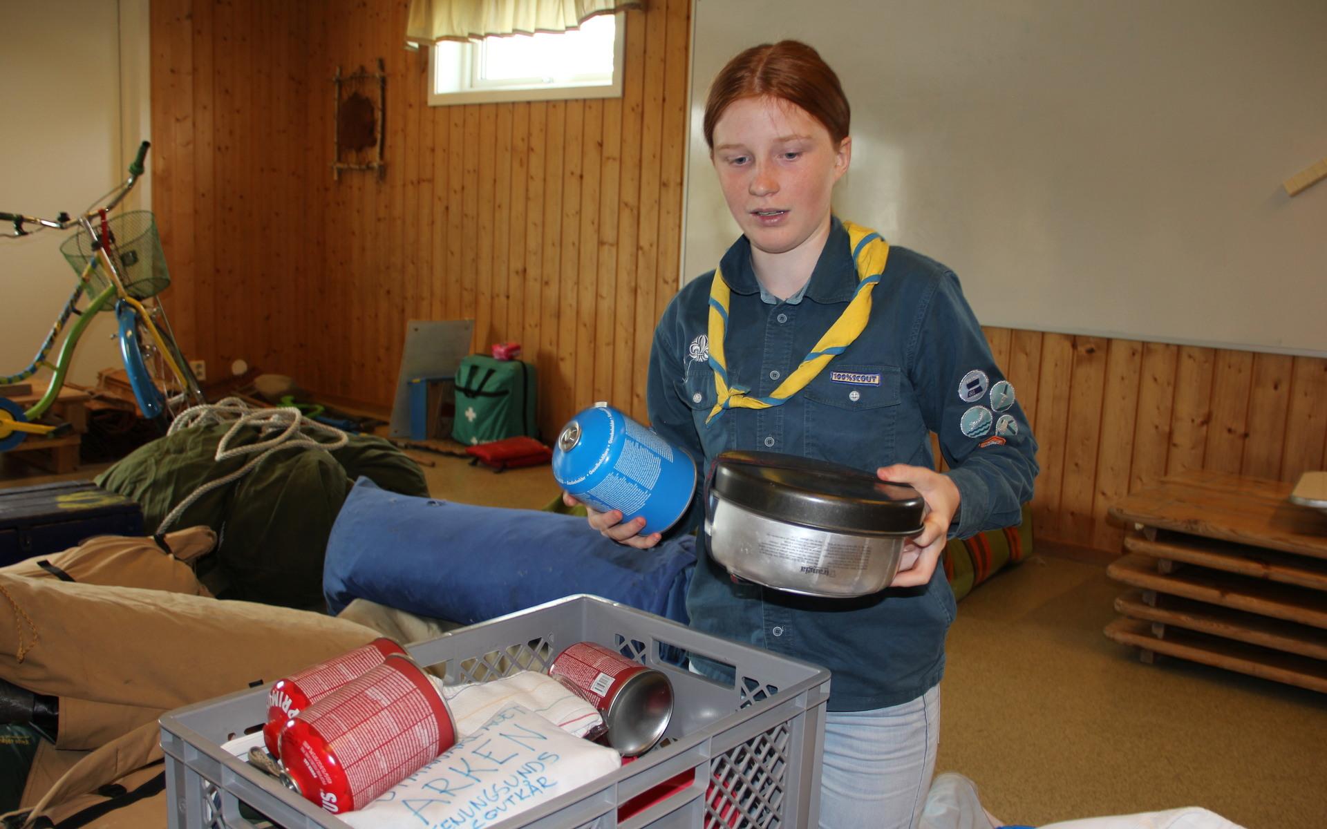 Alicia Billestedt packar med campingköken hon är van att använda.
