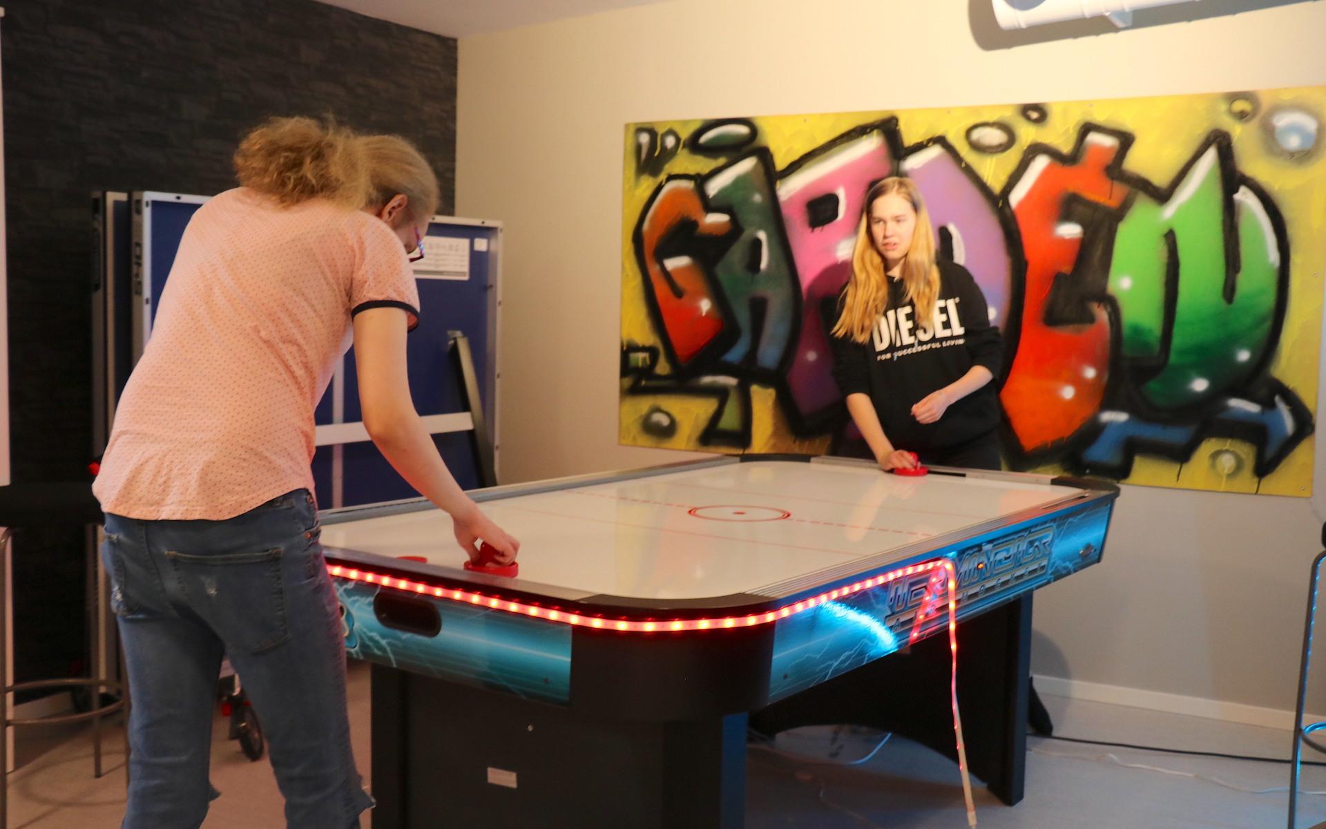 Airhockey är populärt bland ungdomarna på fritidsgården Ungdomens Hus. Verian Mårtensson och Frida Norberg kör en match. 