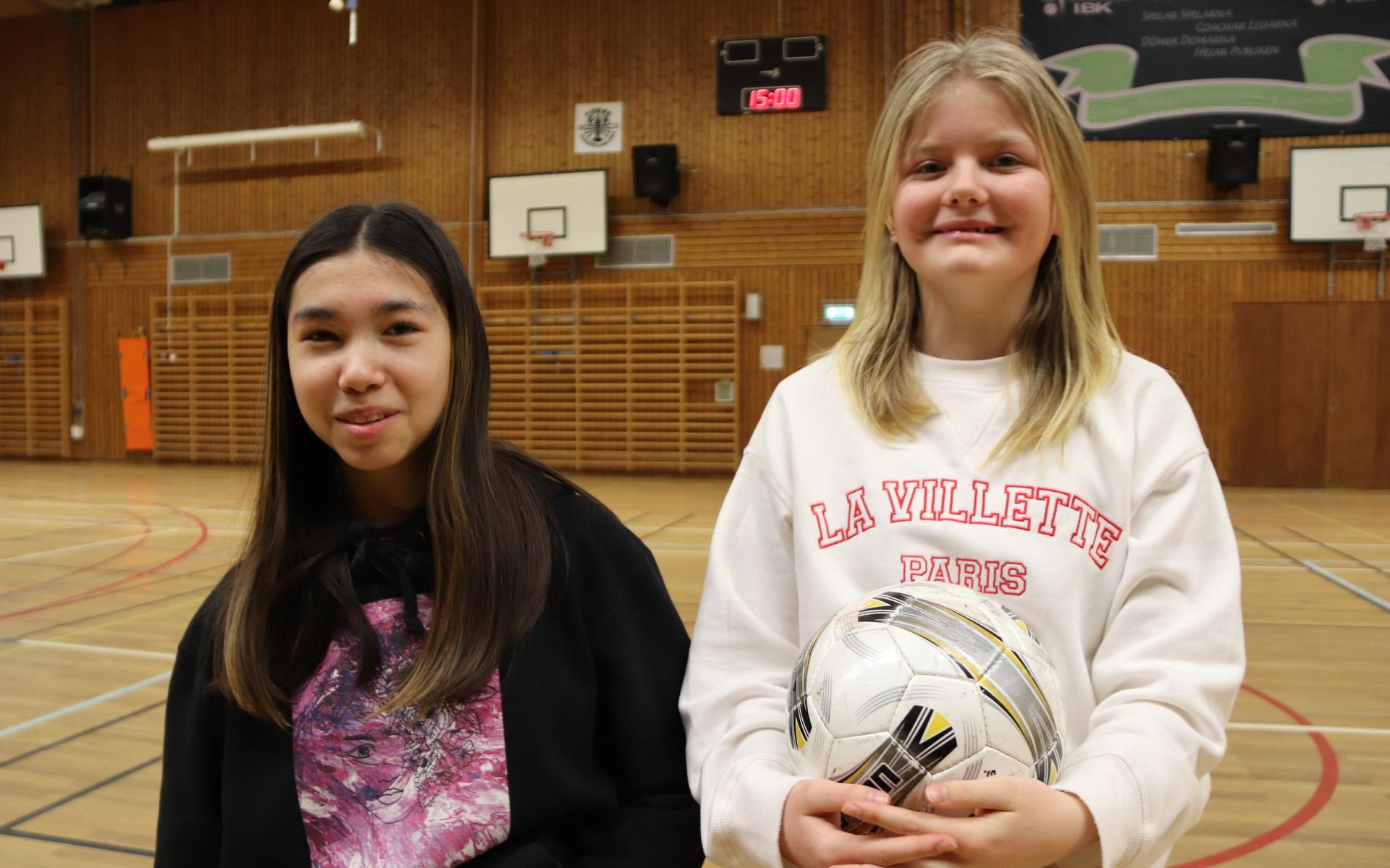 Sjätteklassarna Nathalie Löfberg och Nellie Höglund sparkade i tisdags spontanfotboll på sin egen Häggvallskola. På lovet har de bland annat varit med kompisar och tränat gymnastik.