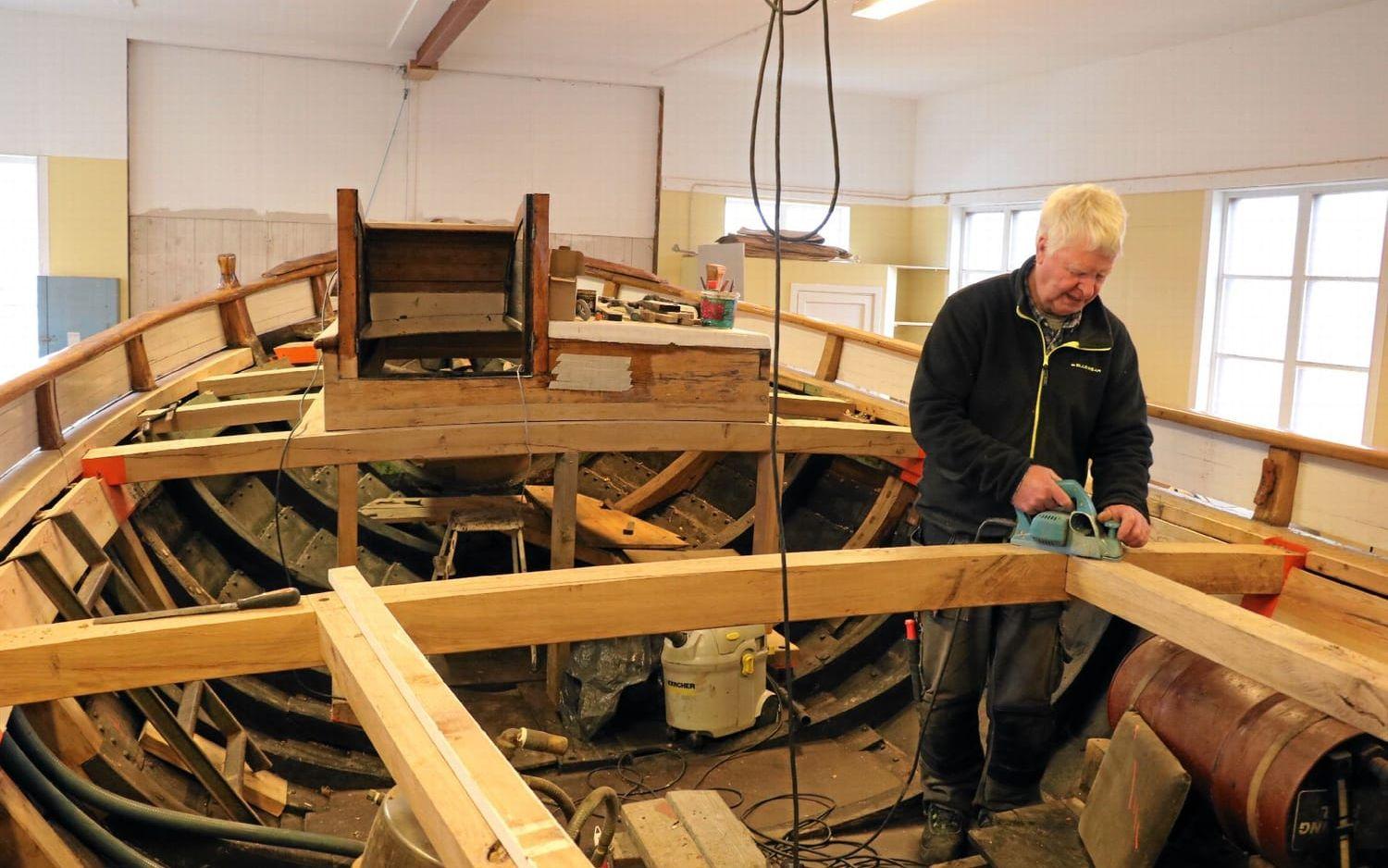 Föreningen renoverade Polstjernan för ett par år sedan. Tommy Larsson började bygga båtar då han var 13 år gammal. Hans mål med Polstjernan är att byta ut detaljer men ändå göra båten i tidsenlig stil. Foto Erika Olofsson