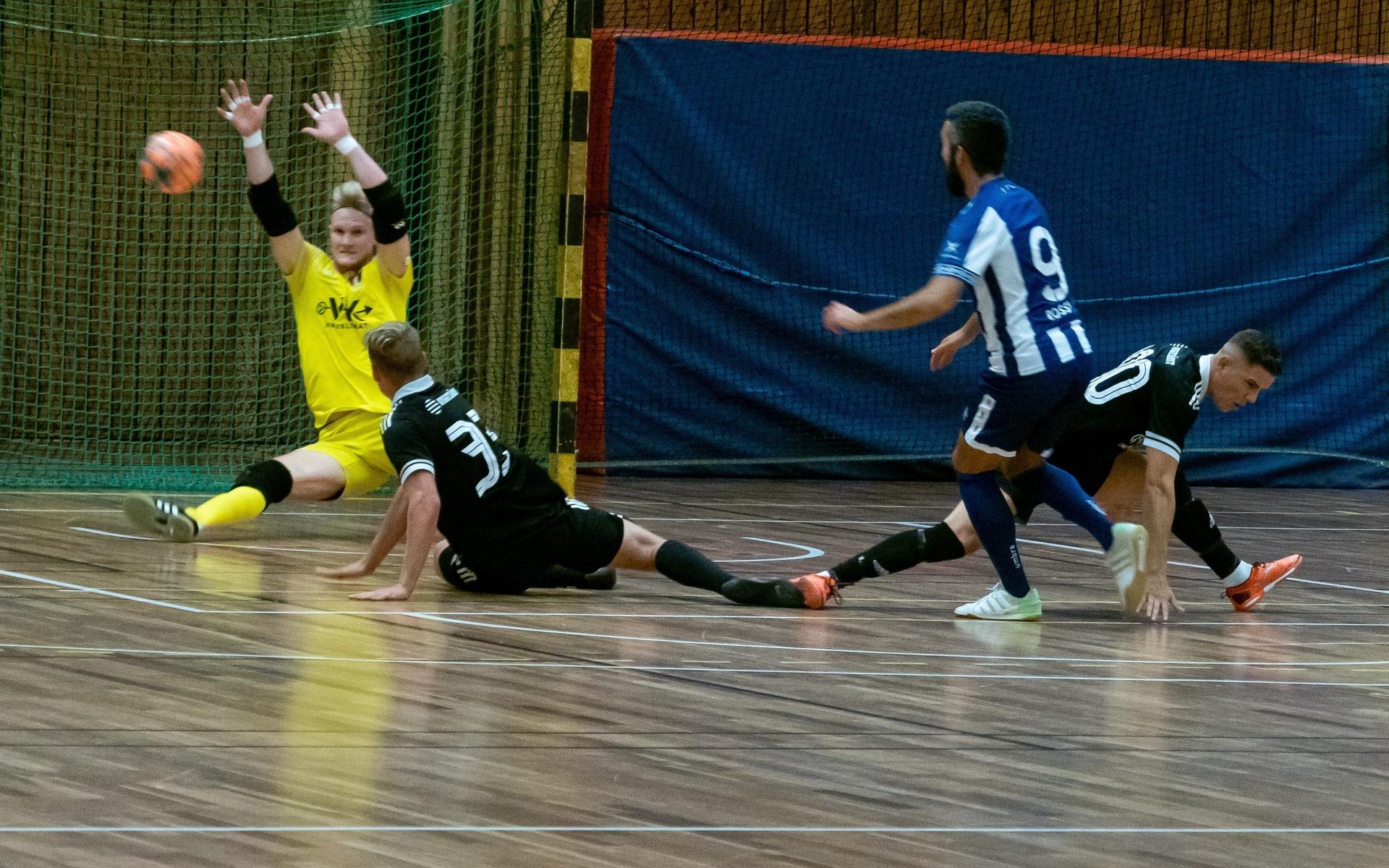 Emilo Rossi gör 2–0 för IFK efter en hörna.