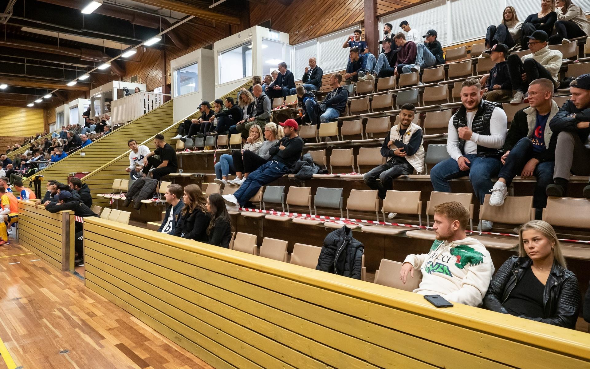 Publiken var åter välkommen att se levande inomhusidrott och cirka 125 personer såg Libertà möta IFK Göteborg.