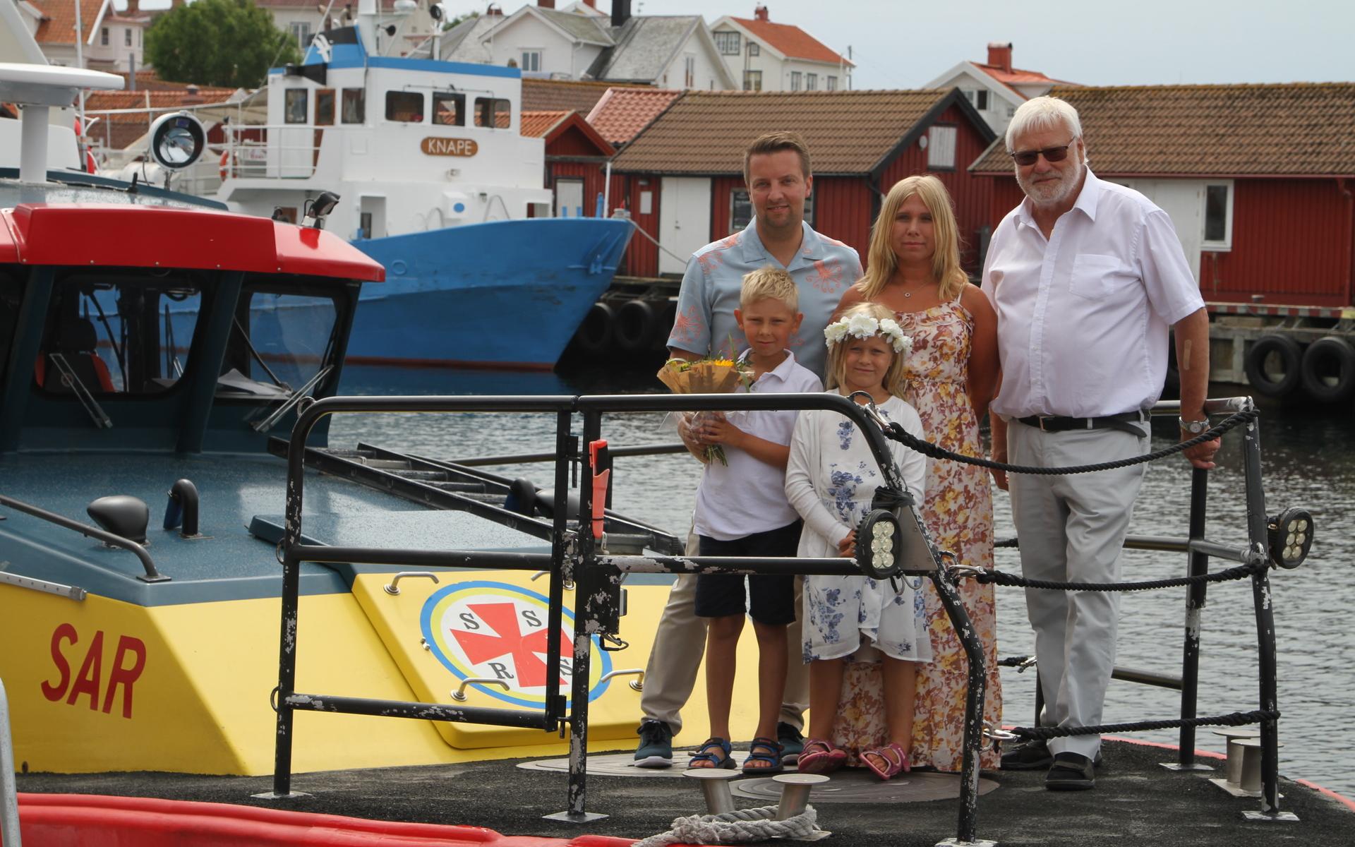 Jonas Harman och Sandra Lätti med barnen Isidor och Isolde, Jonas sjöräddare från RS Västerås kom ner till Käringön bara för att vigas på ön. Foto 