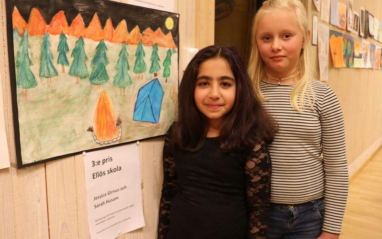 Jessica Girnius och Sarah Husan från Ellös hade tillsammans målat och det gav klassen ett tredjepris. Foto Erika Olofsson