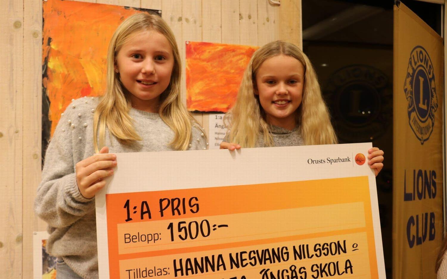 Hanna Nesvagn och Ellinor Lilja vann Lions teckningstävling och fick med vinsten 3000 kronor till klasskassan. Foto Erika Olofsson