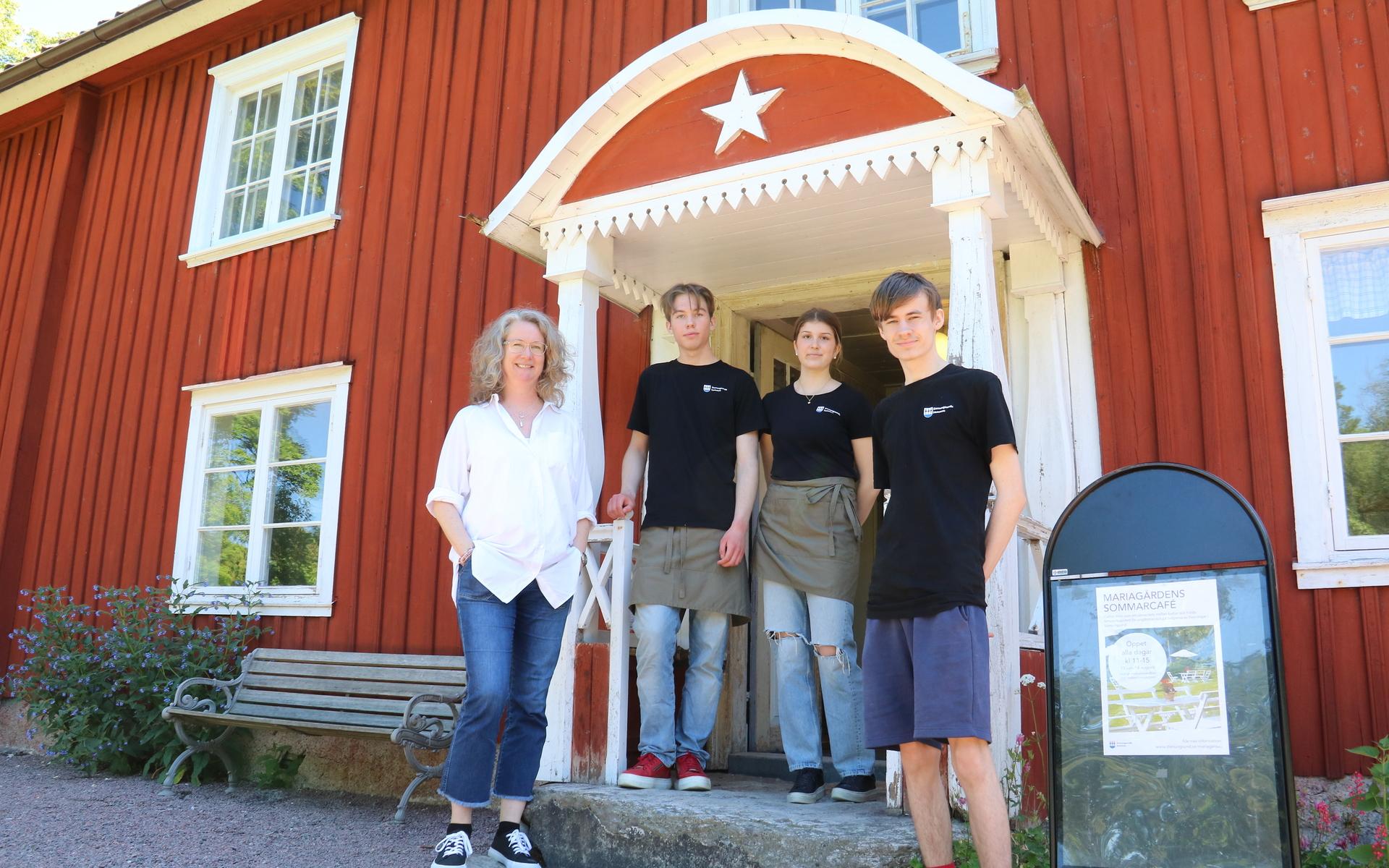 Stenungsunds kultursamordnare Karin Backensved, feriearbetare Romeo Björkman och Diana Hiciu samt handledare Albin Sundström.