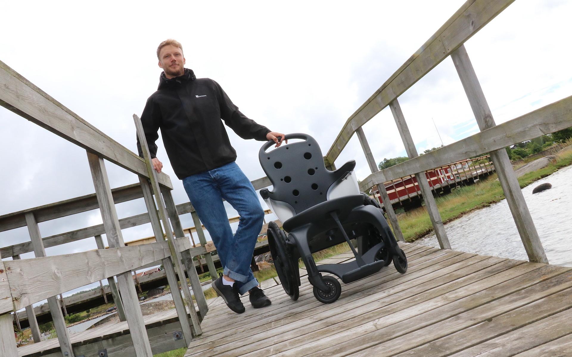 Badrullstolen passar både gammal som ung och är lätt att köra på land tack vare de stora däcken. Jonatan Lööf hoppas att rullstolen ska bli flitigt använd av badsugna besökare. 
