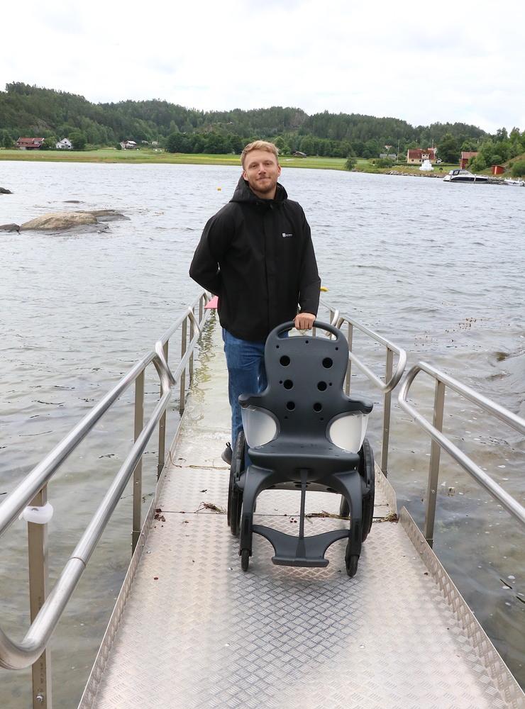 Fritidskonsulent Jonatan Lööf är mycket nöjd med hur väl satsningen på handikappanpassningen vid Småholmarnas badplats fallit ut. Förutom badrullstolen har kommunen köpt in en stor och stabil handikappramp. 