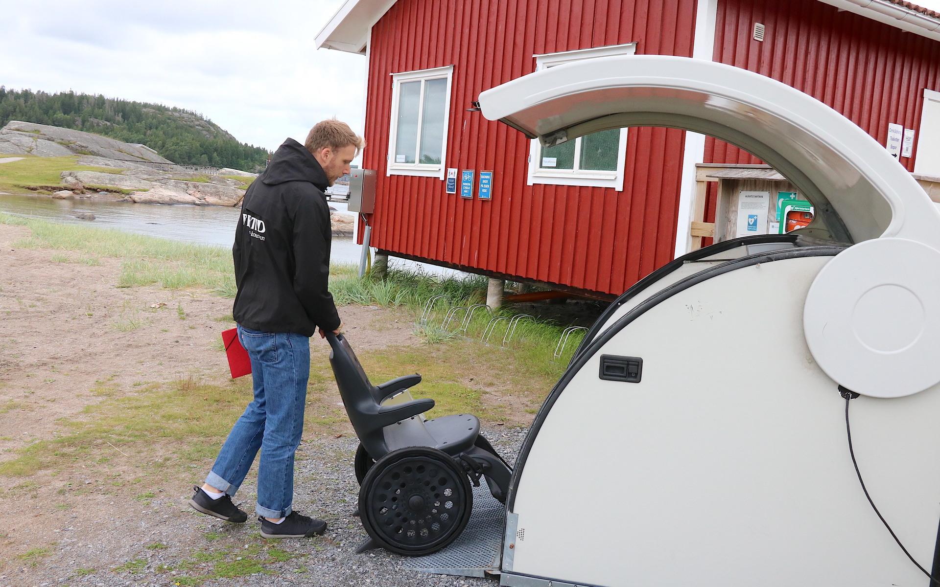 Rullstolen förvaras i ett litet garage intill servicehuset vid Småholmarnas badplats. 