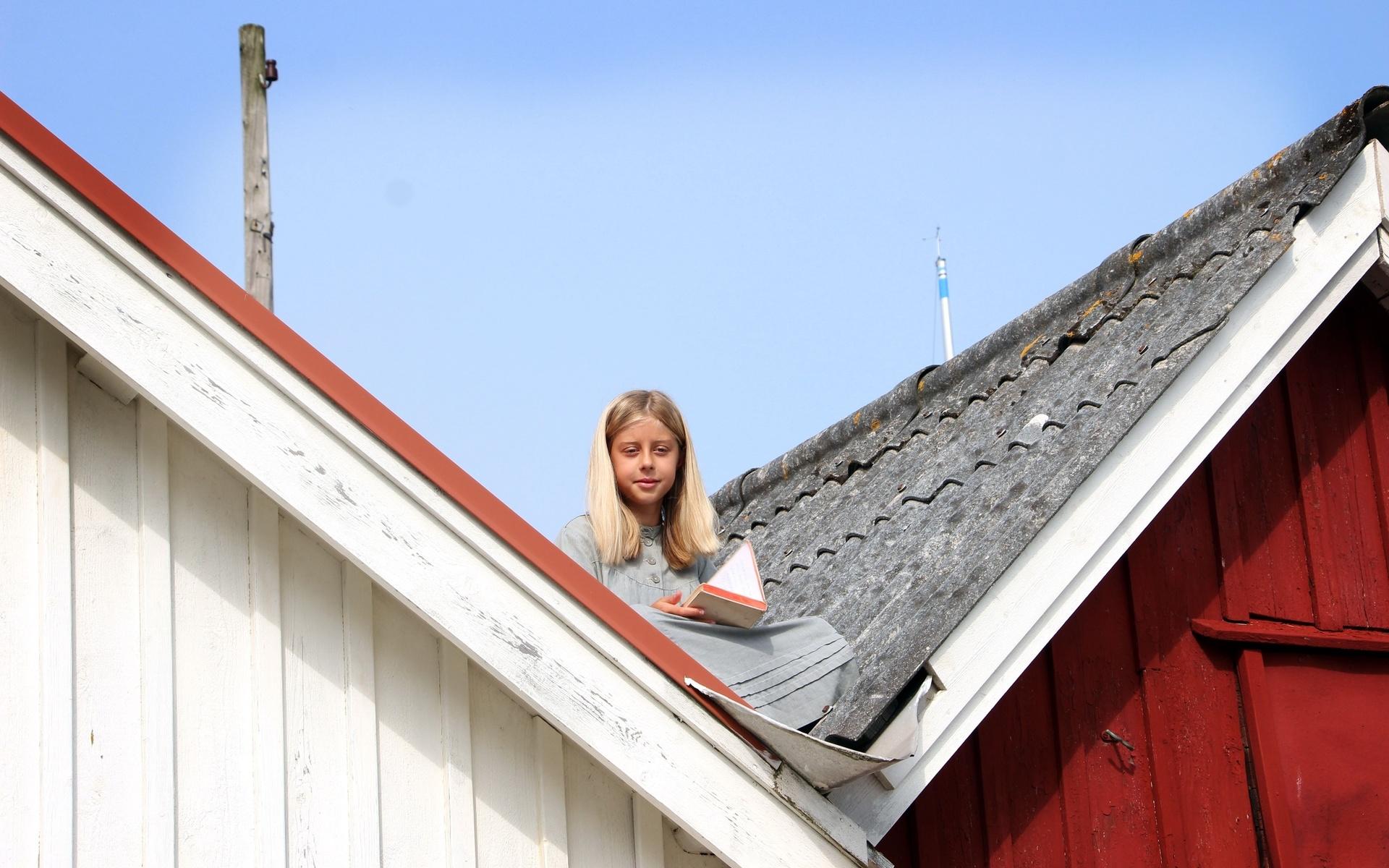 Föreställningen inleds med en monolog på ett av taken i  Åstols hamn. 