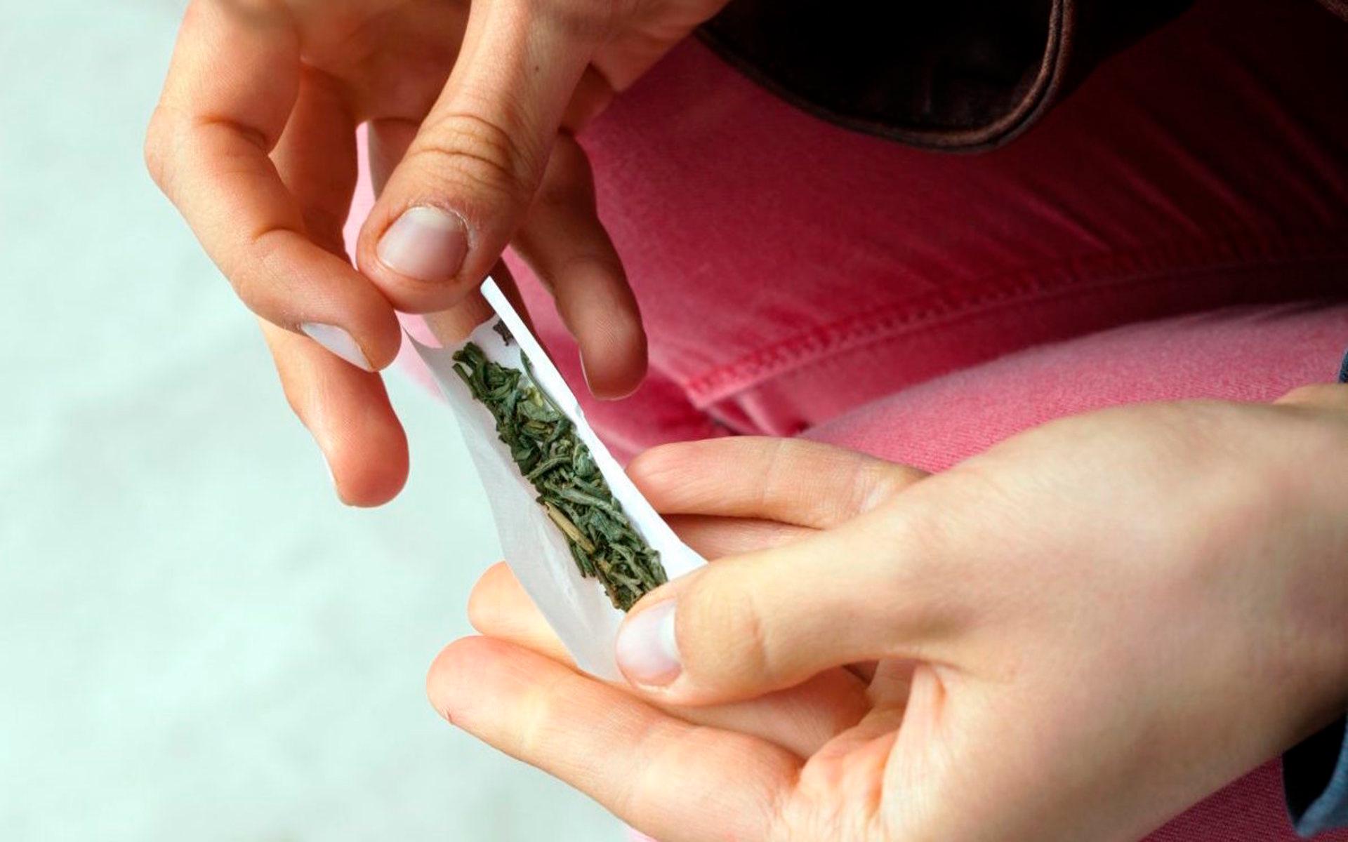 Det förekommer allt för mycket droger bland ungdomar, hasch är vanligast men cannabis, som på bilden, förekommer även. 