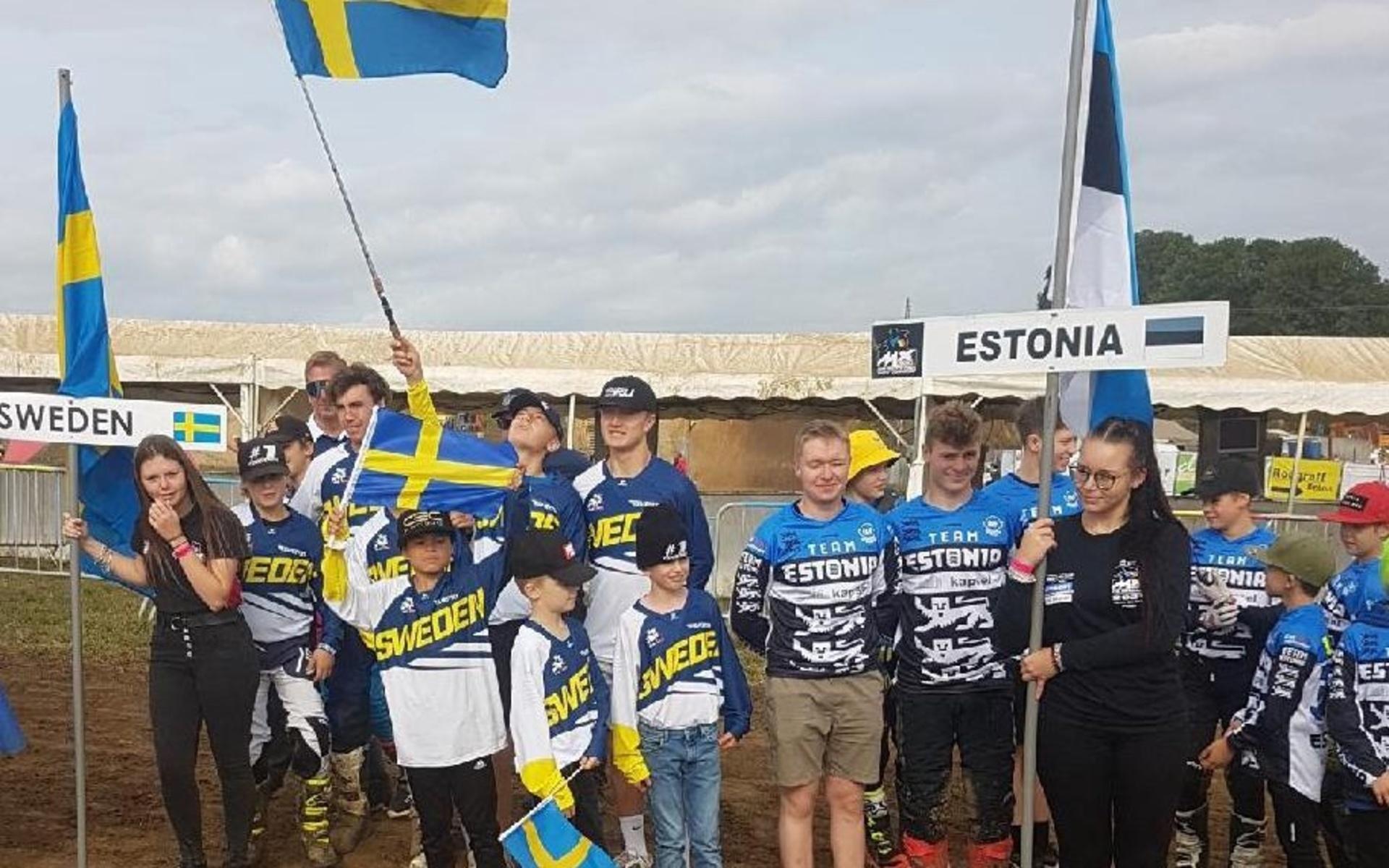 Olver tillsammans med förare och föräldrar i det svenska motocrosslaget. Till höger syns laget från Estland.