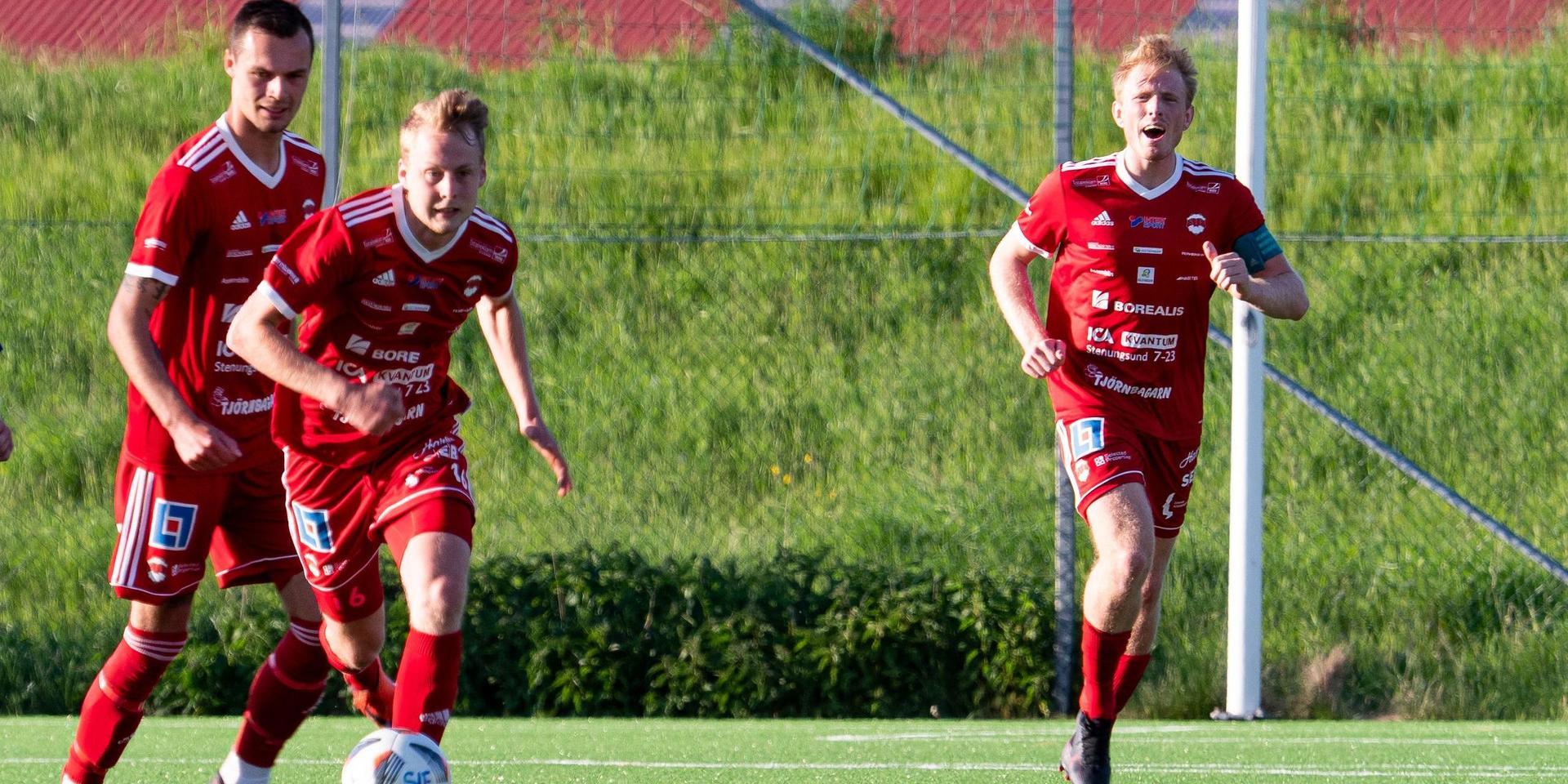 Stenungsunds lagkapten Adam Bergholtz längst till höger med lagkamaraterna Gustav Kjellström och Ludvig Ferdinandsson. Seriepremiären i division 2 norra Götaland mot Oddevold slutade 0–0 men det var nära att Bergholtz gjorde mål – för Oddevold.