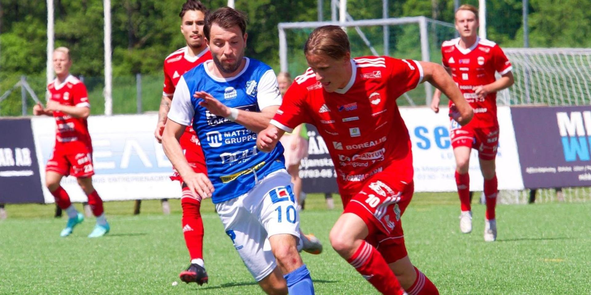 Linus Andersson i Sif avancerar framåt jagad av Imer Beqiri i IK Oddevold. Imer spelade förra säsongen i just Sif men värvades av IKO inför säsongen 2021.