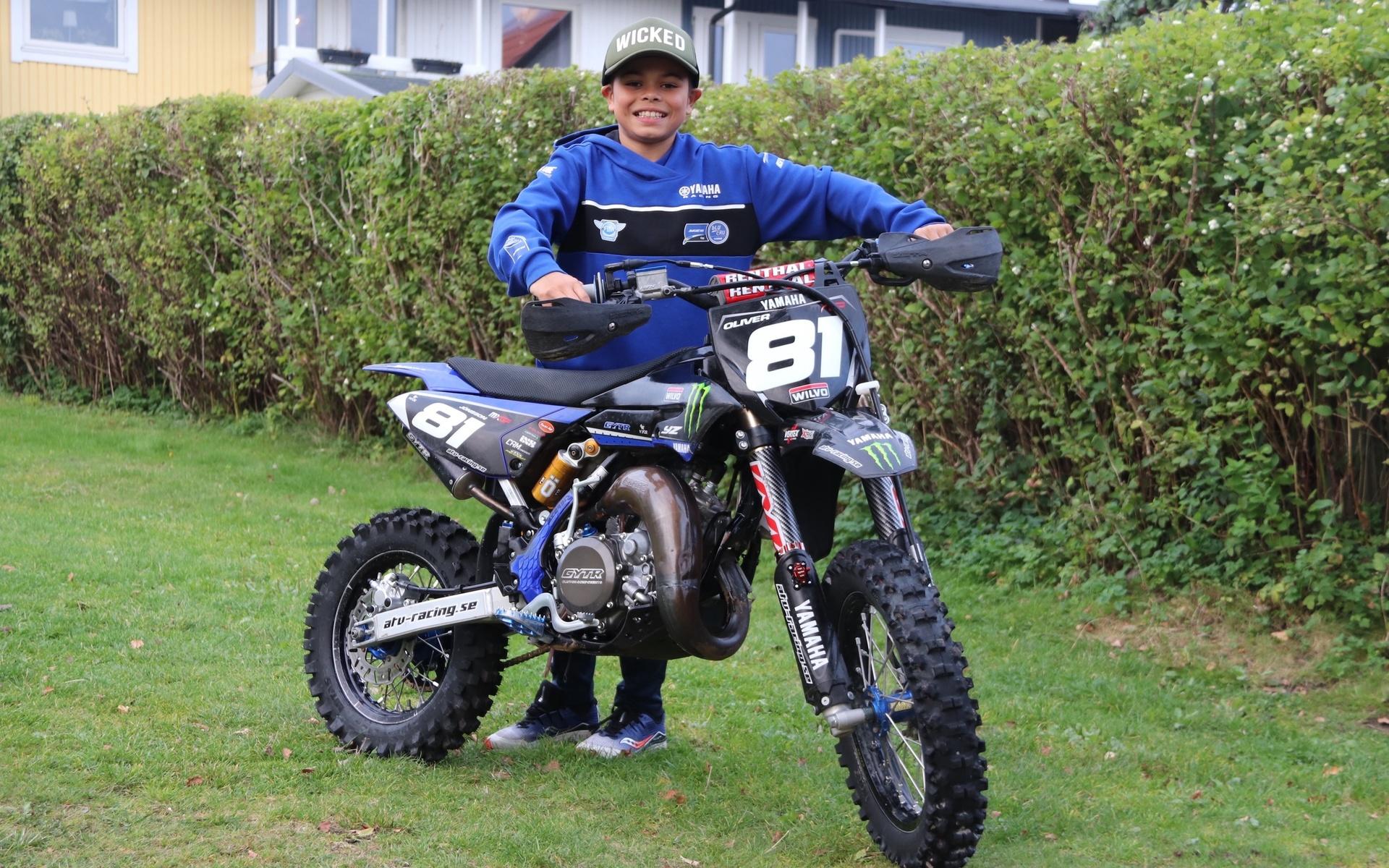 Tillsammans med sin pappa Alexander reser tioårige Oliver Jönsson från Stenungsund till Belgien för att tävla i lag-VM i motocross. Här står han med en av de två motorcyklar som han ska köra med.