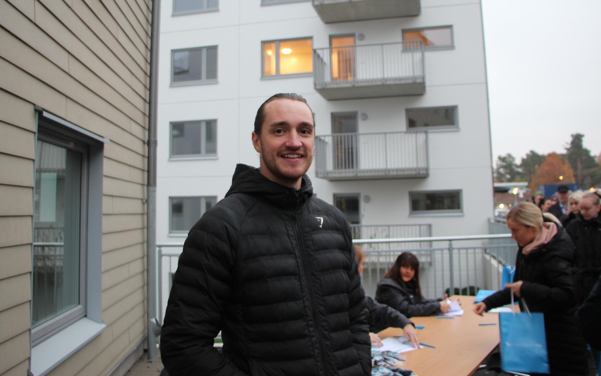 Michael Ambjörnsson är nöjd med att flytta in i egen lägenhet centralt på orten.