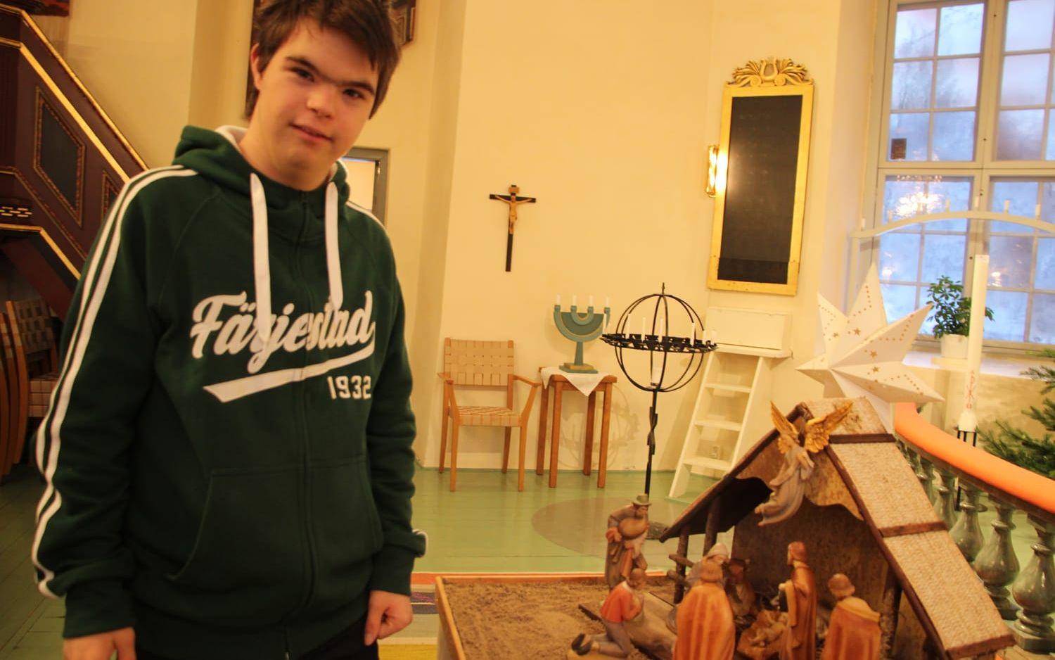 Sackarias Ernstsson har bland annat hjälpt till med julkrubban i Klövedals kyrka.
