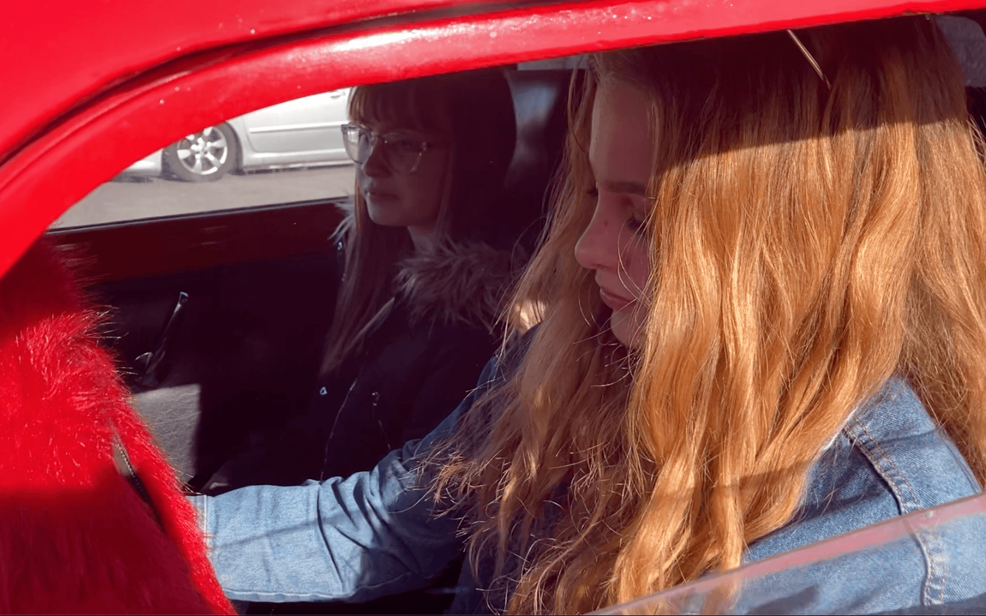 Snart 17-åriga Alva Dahl äger en röd Volvo duett från 1963.