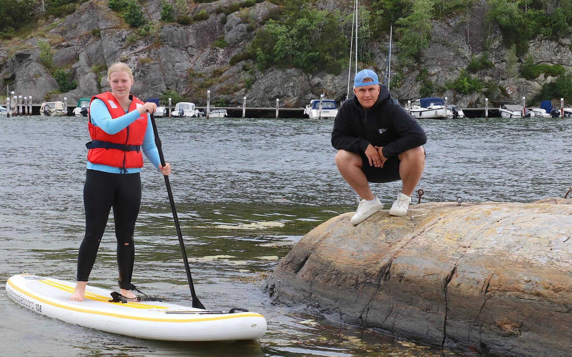Aminda Hansen och Kalle Björlin fick ställa in paddlingen vid Småholmarna, vädret var för dåligt. De hoppas på bättre väder så att barn och unga kan få ta del av det digra sommarlovsprogram de satt ihop. 