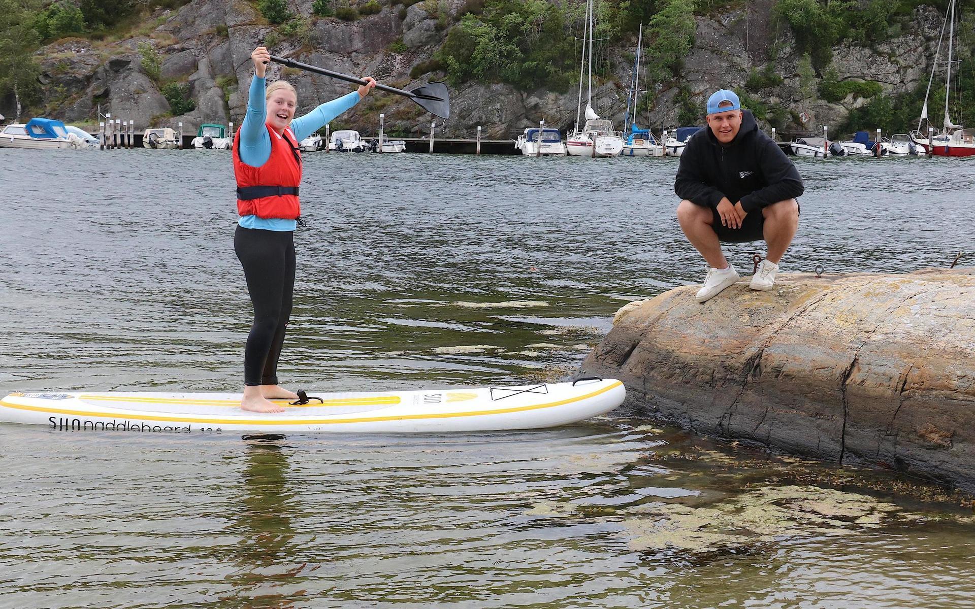 Aminda Hansen är en van paddlare och har egen SUP, medan Kalle Björlin helst håller sig på land. 