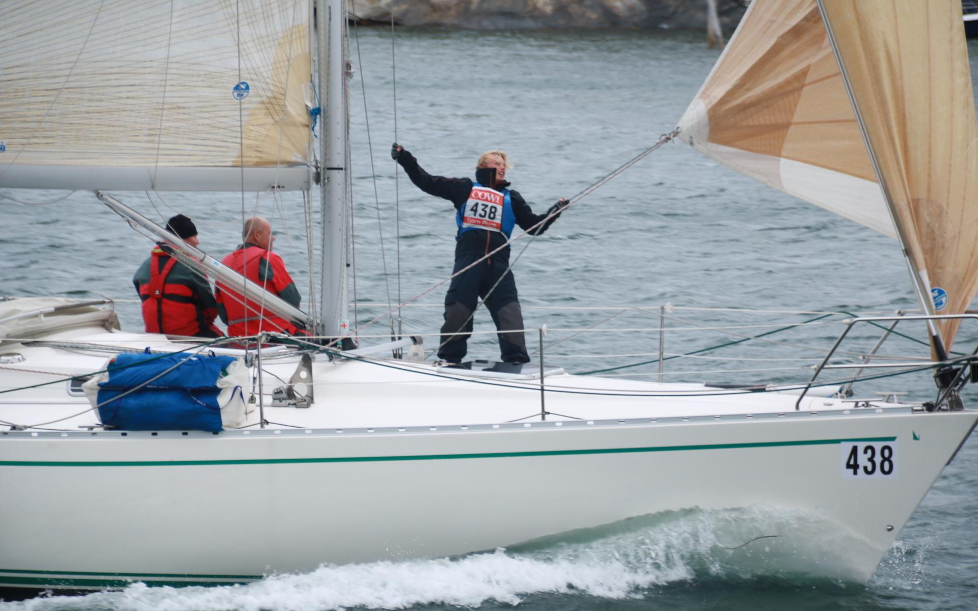 Det gäller att hålla rejält i mast och segel i hårda vindar. Här Evan Thorssons båt utanför Kyrkesund.