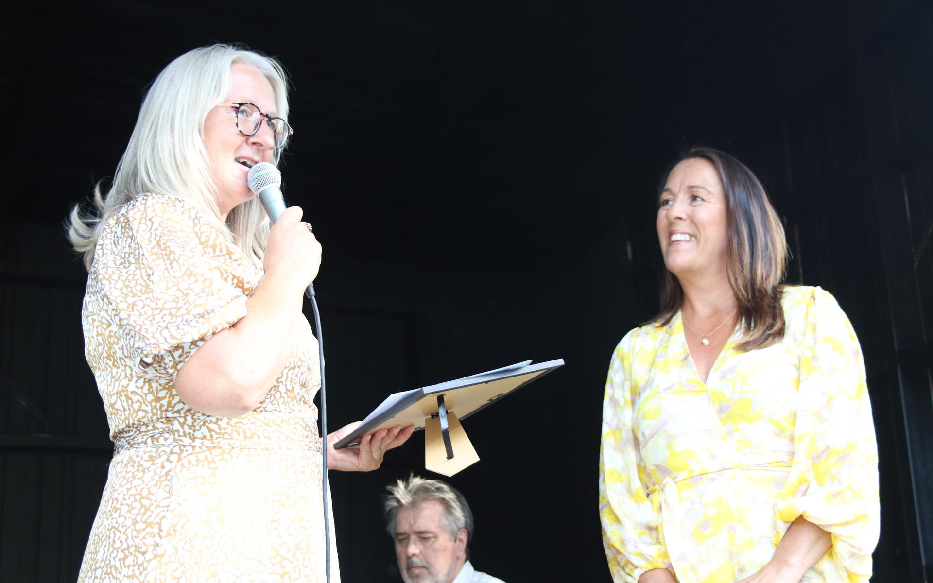 Annica Skog, vikarierande kommundirektör, delade ut priset till Martina Oskarsson.