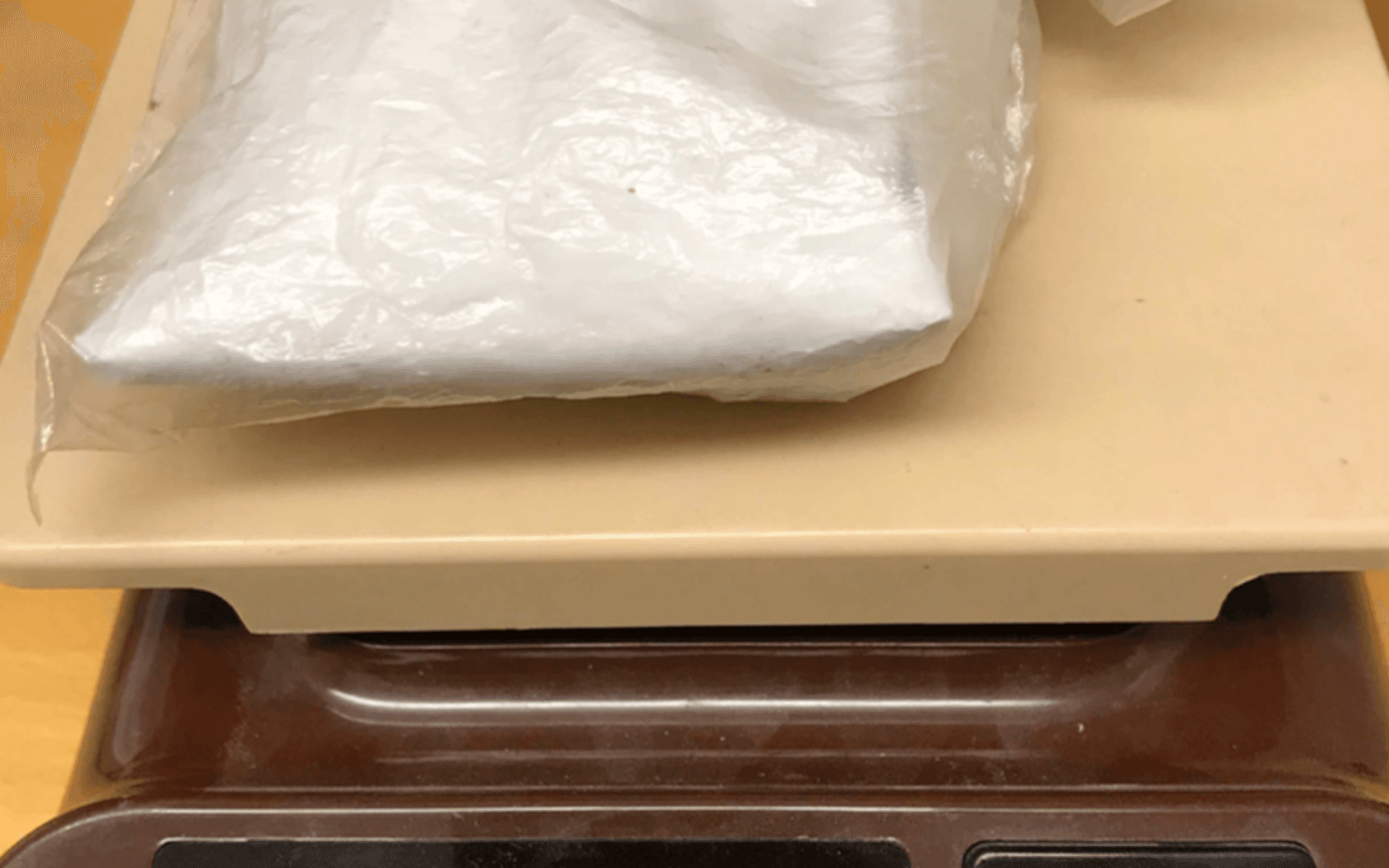 Påsen med det anträffade kokainet vägde enligt vågen 43 gram.