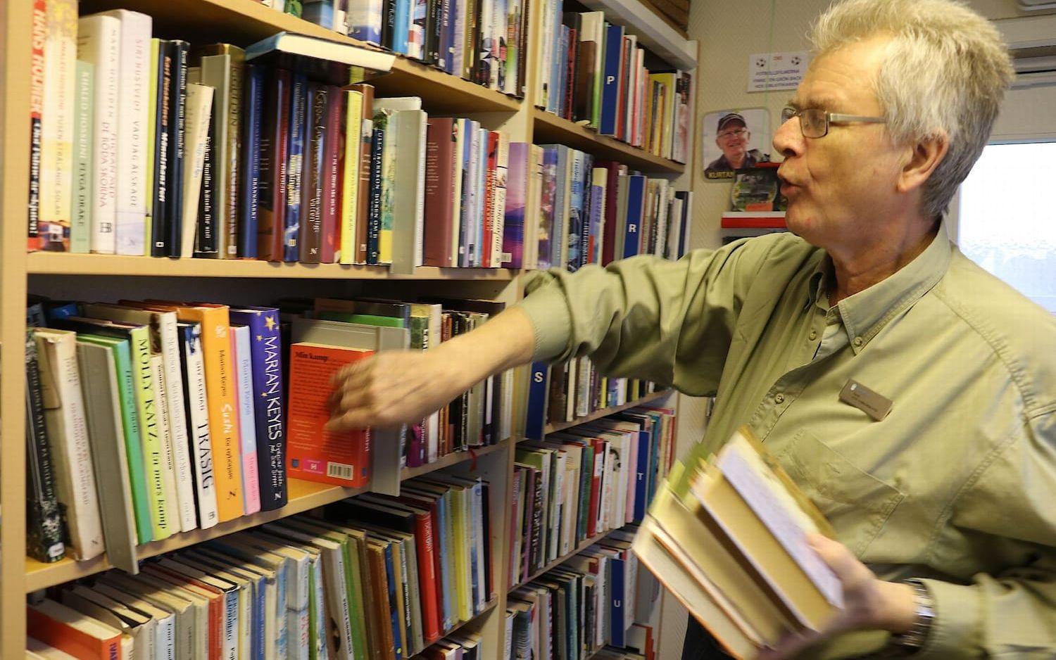Han hittar som i sin egen ficka, men så har även Berth Kullholm ett förflutet sedan 40 år tillbaka inom biblioteksverksamheten på Gullholmen. Foto Erika Olofsson