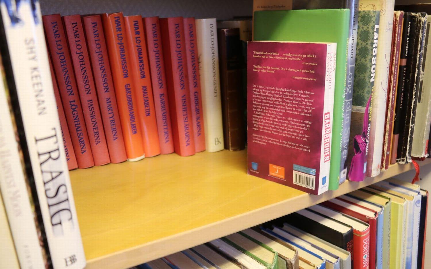 För att få plats med alla står böckerna i samtliga bokhyllor i två rader. Foto Erika Olofsson