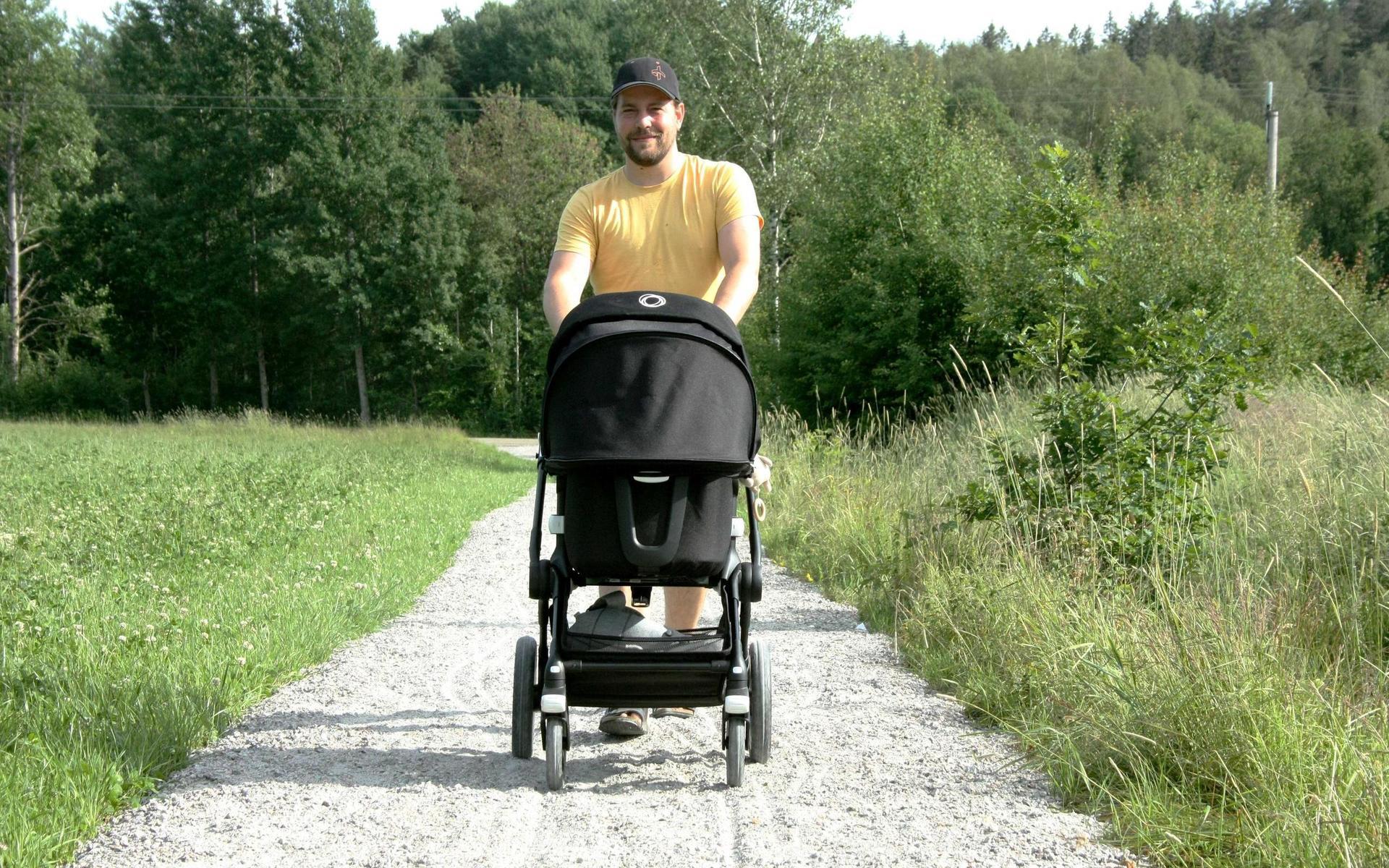 Den nya gång- och cykelvägen gör att Niclas kan gå säkrare promenader med sin tre månader gamla dotter Elvira.