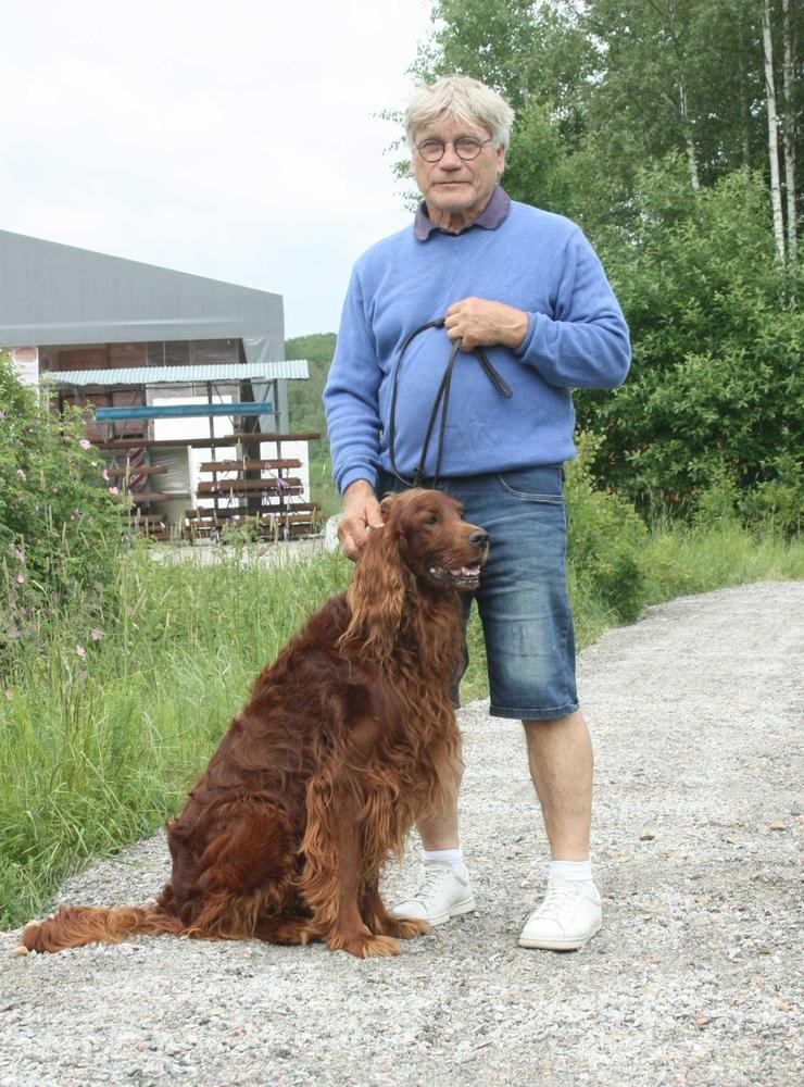 Rolf Sköld kontaktade fabriken och markägaren vilket resulterade i att det byggdes en gång- och cykelbana. Rolf och hunden Jameson brukar promenera på vägen. 