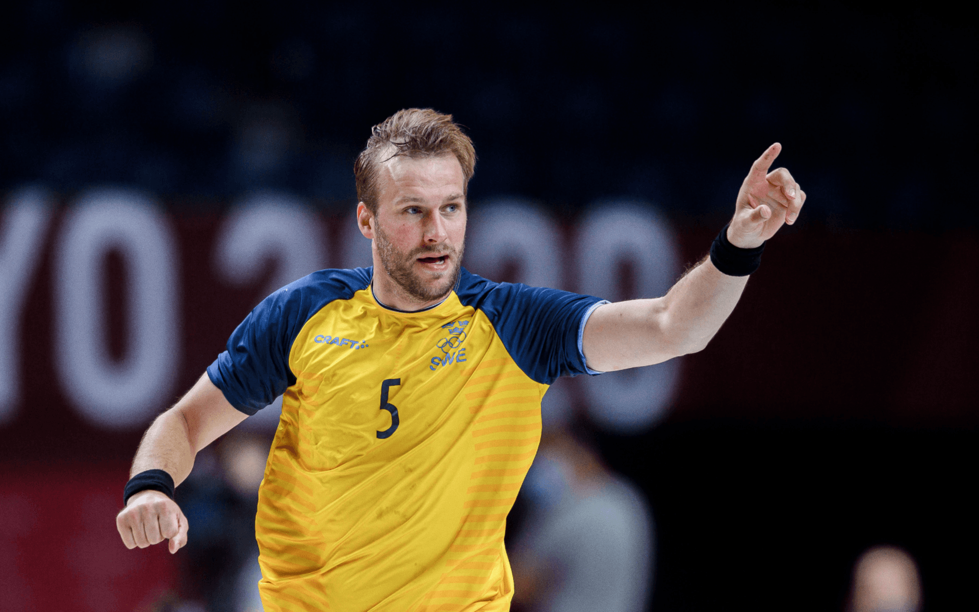 Den SHK-fostrade mittsexan Max Darj signalerar för mål i Sveriges match mot Spanien i OS i Tokyo. Sverige nådde kvartsfinal i OS och tog silver i VM i handboll efter finalförlust mot Danmark.aLundberg