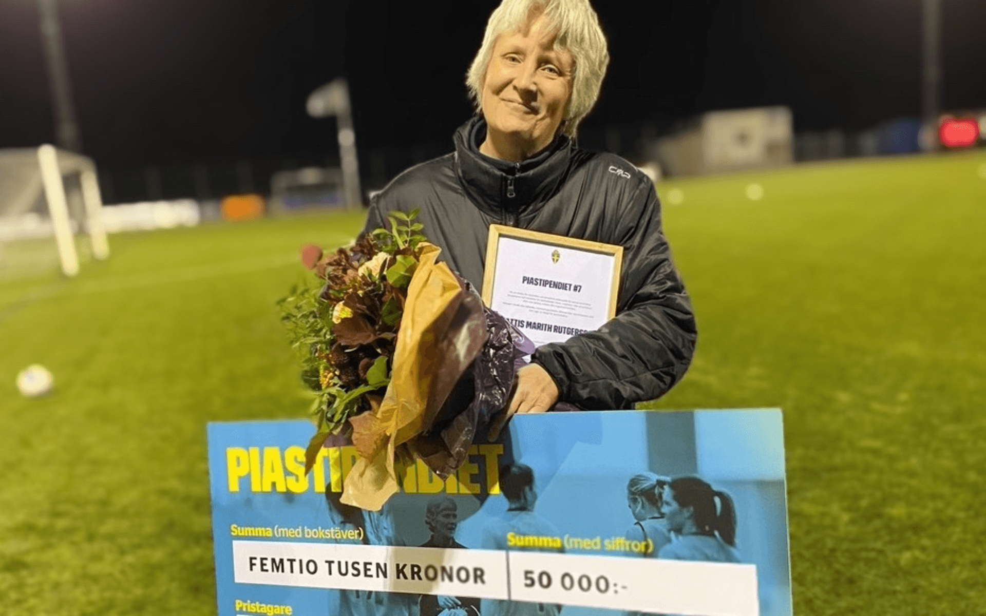 Vallens mångårige ordförande Marith Rutgersson var den sjunde i ordningen att ta emot Pia-stipendiet. Det får man för speciella insatser för damfotboll i Sverige.