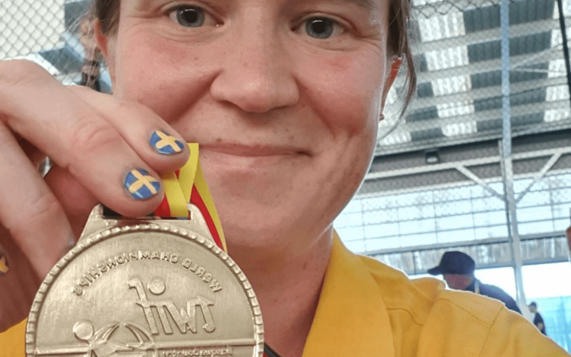 Karin Jacobson från Stenunsgunds Dragkampsklubb med VM-guldet i dragkamp.