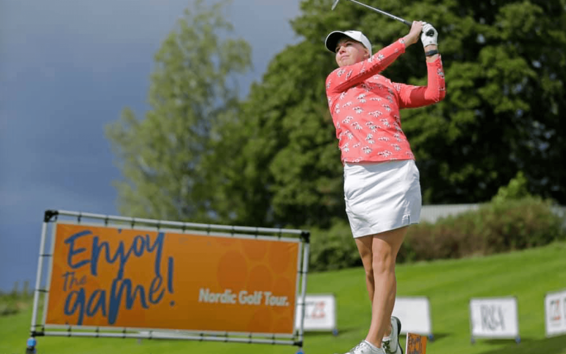 Sofie Bringner inledde sin golfkarriär i Orust GK men spelar nu för Hills i Mölndal. Under 2021 blev hon klar för Ladies European Tour i golf.