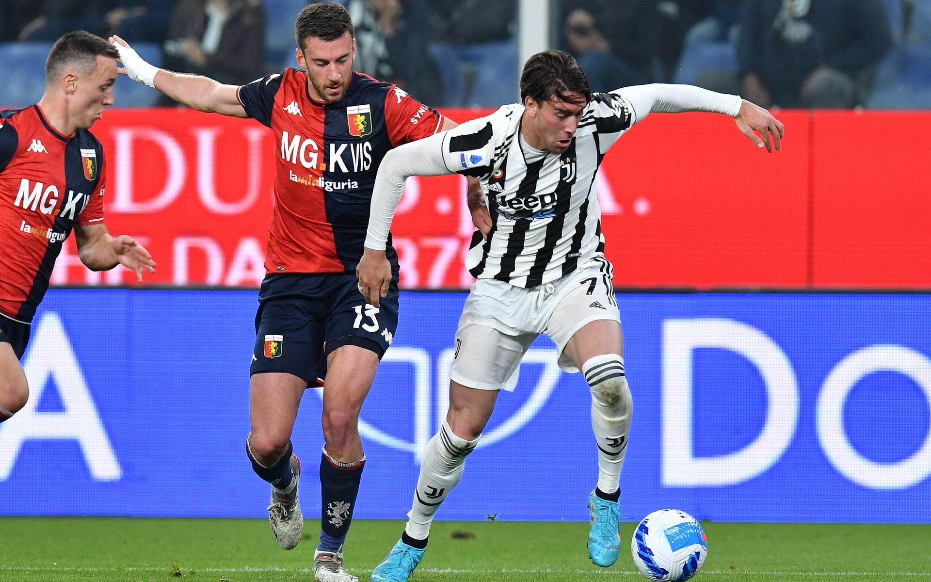 Dusan Vlahovic i Juventus går en kamp med Mattia Bani i Genoa.