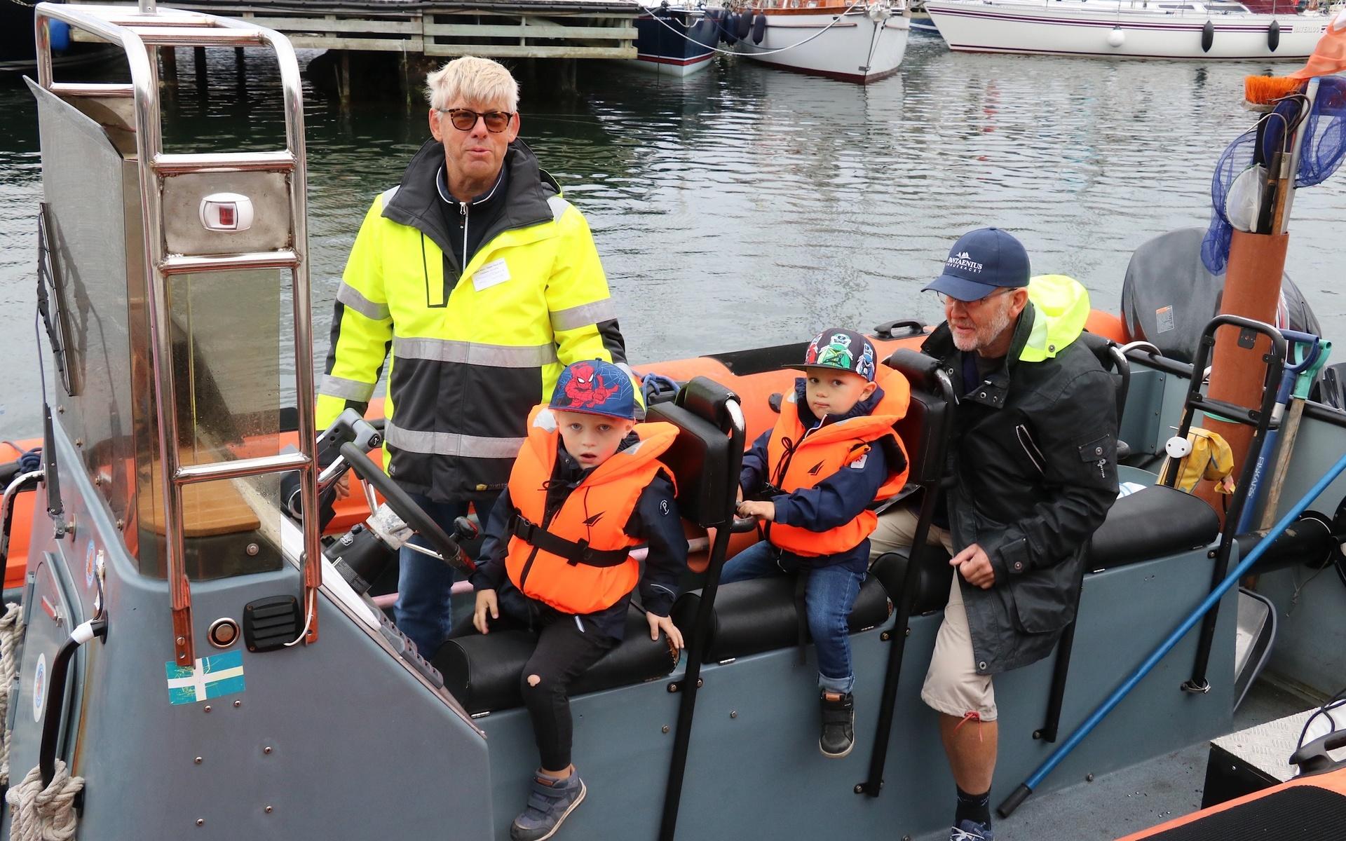 Hilmer och Valter Olsson-Blidberg kom till Öppet Varv med morfar Dennis Olsson. De passade på att provsitta Strandstädarbåten som Hans Jansson förevisade dem. 