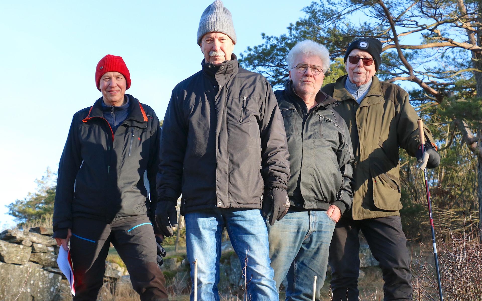 Thommy Jakobsson, Tage Berntsson och Bosse Andersson dokumenterar torpgrunder på Orust, här har de med markägare Benny Olausson