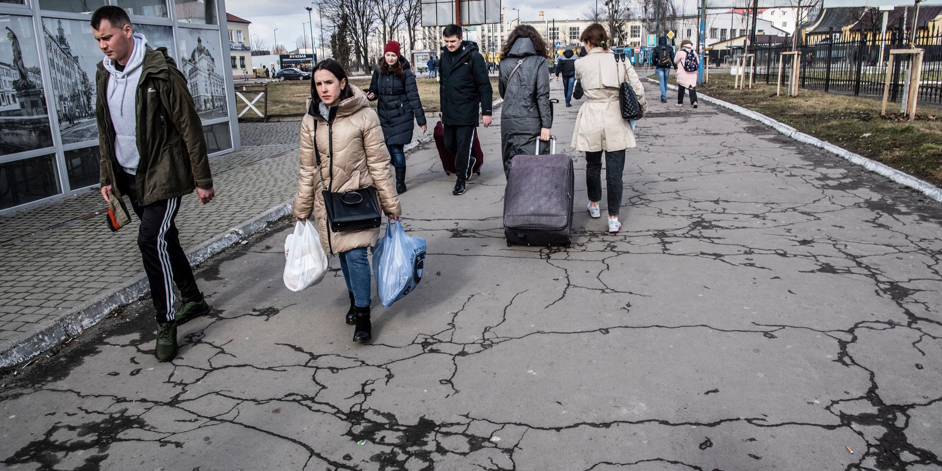 Efter att Ryssland invaderat Ukraina är det en stor oro bland befolkningen, folk köper vapen och hamstrar förnödenheter och lämnar staden för att förenas med sina familjer. 