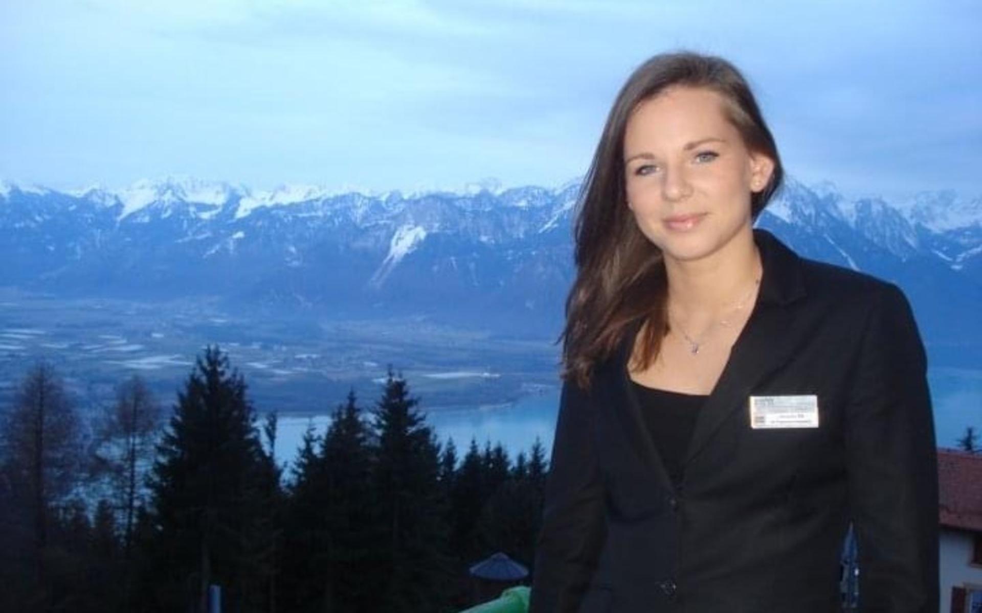 Alexandra på plats i Schweiz där hon utbildade sig inom hotellbranschen efter gymnasiet.