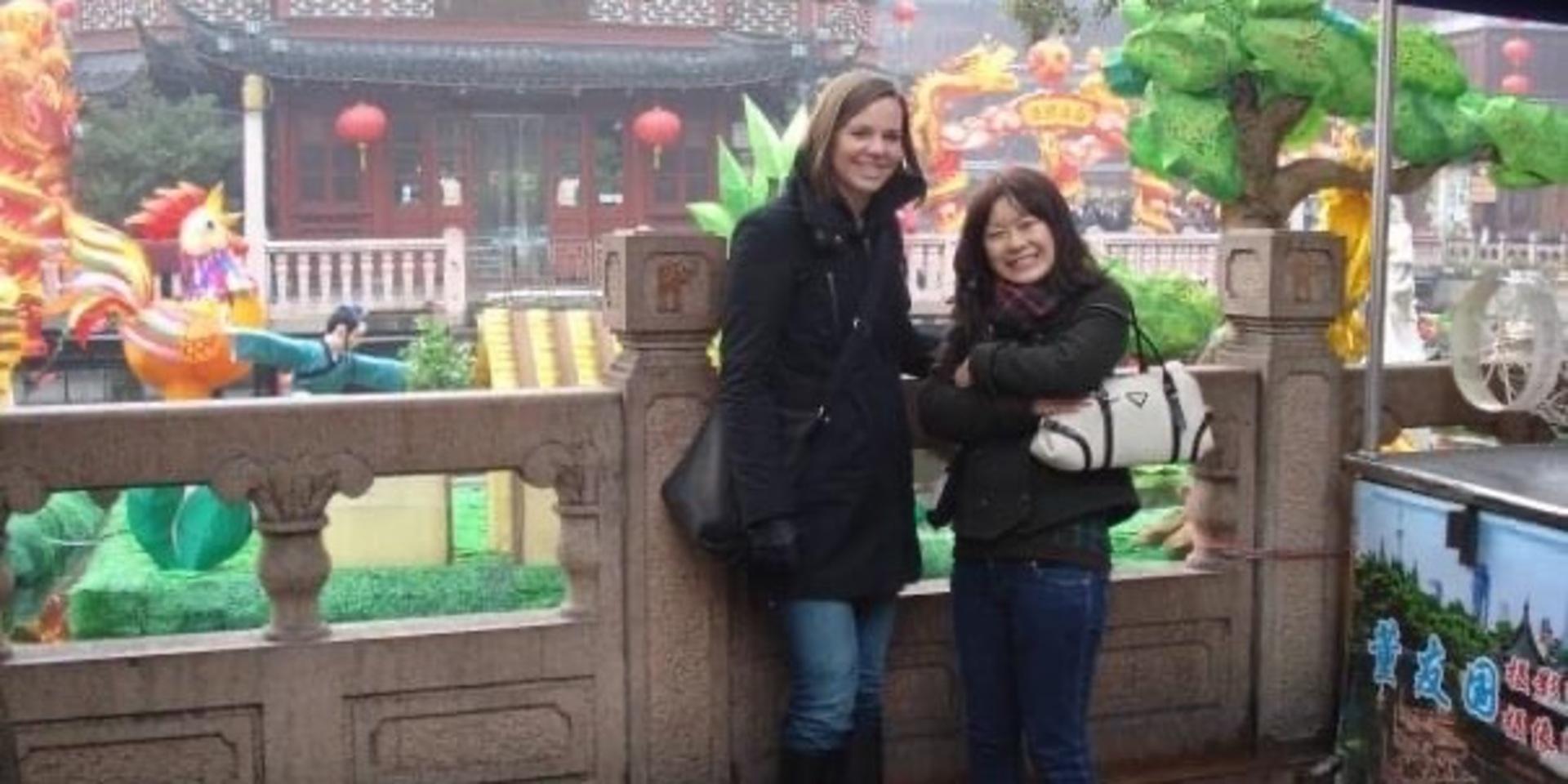 Alexandra på plats i Shanghai tillsammans med Megumi Suzuki, sin allra första bästa vän som hon lärde känna här under sin praktik i den kinesiska megastaden.