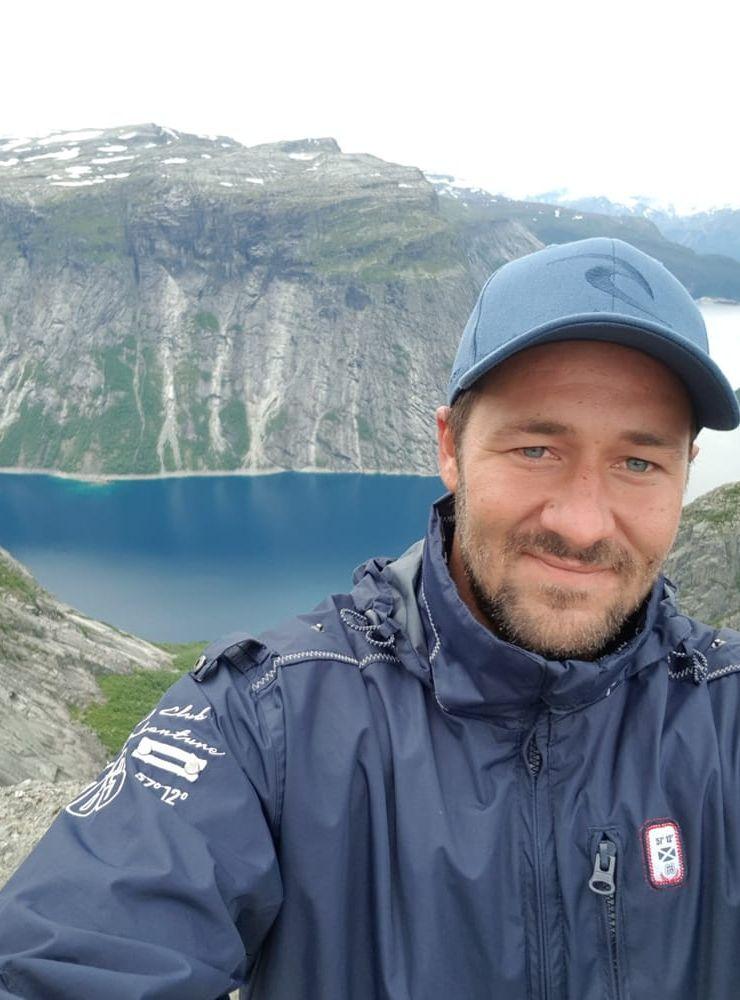 Rasmus Edström tycker om att resa, här är han på Trolltungan i Norge.