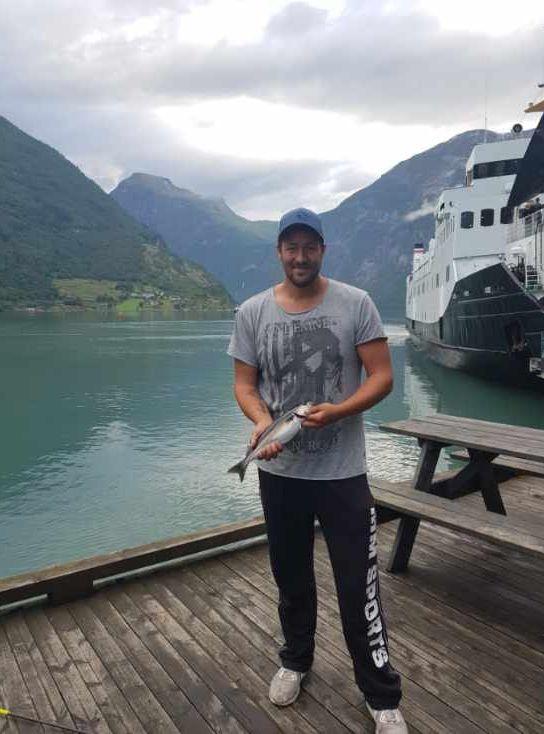 Han tycker om att fiska också. Bilden är tagen i Geiranger, Norge.