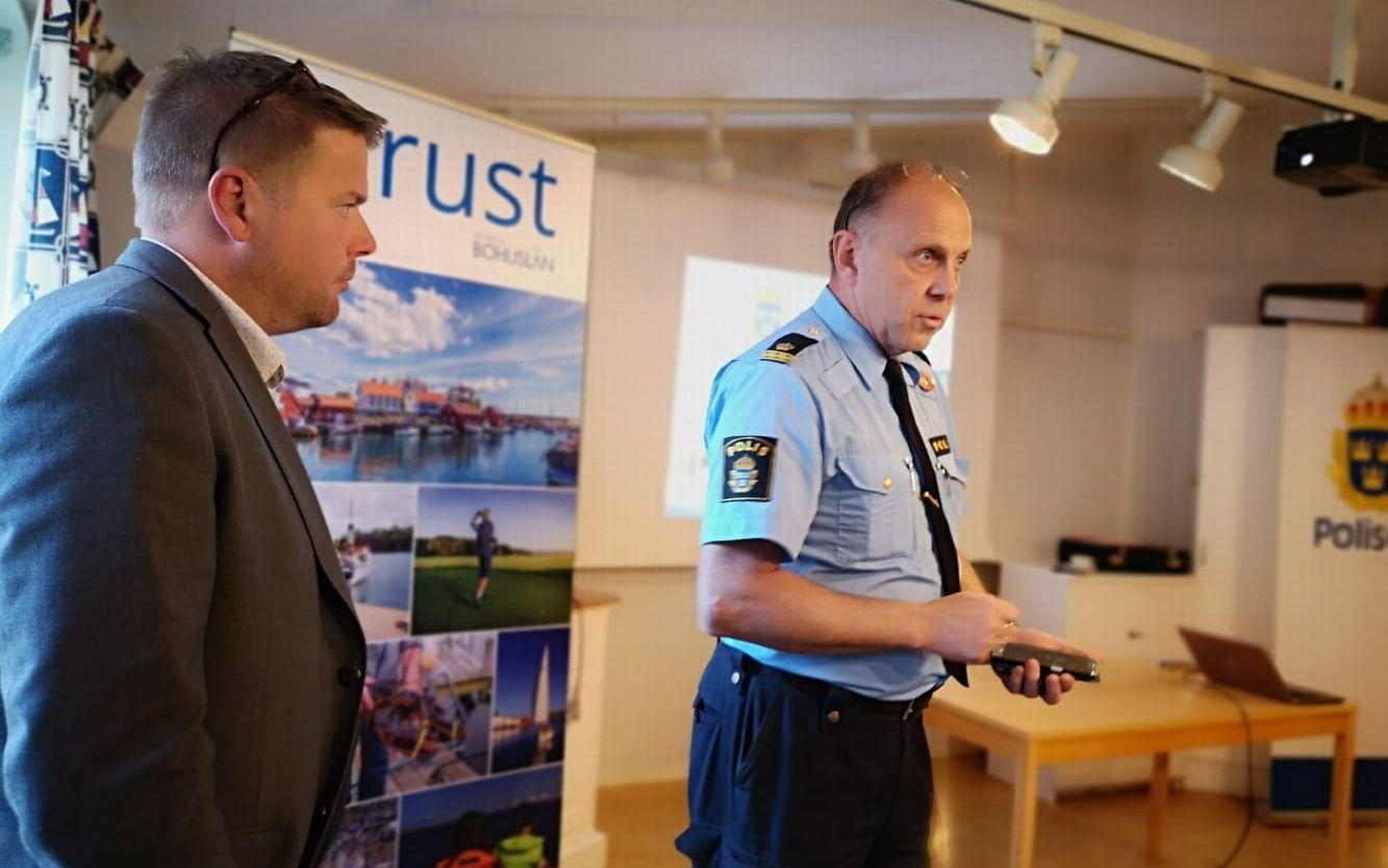 Martin Hellgren, VD Stiftelsen Orustbostäder, och närpolis Ulf Darell vid det informationsmöte som hölls för stiftelsens boende i Svanesund. Foto privat