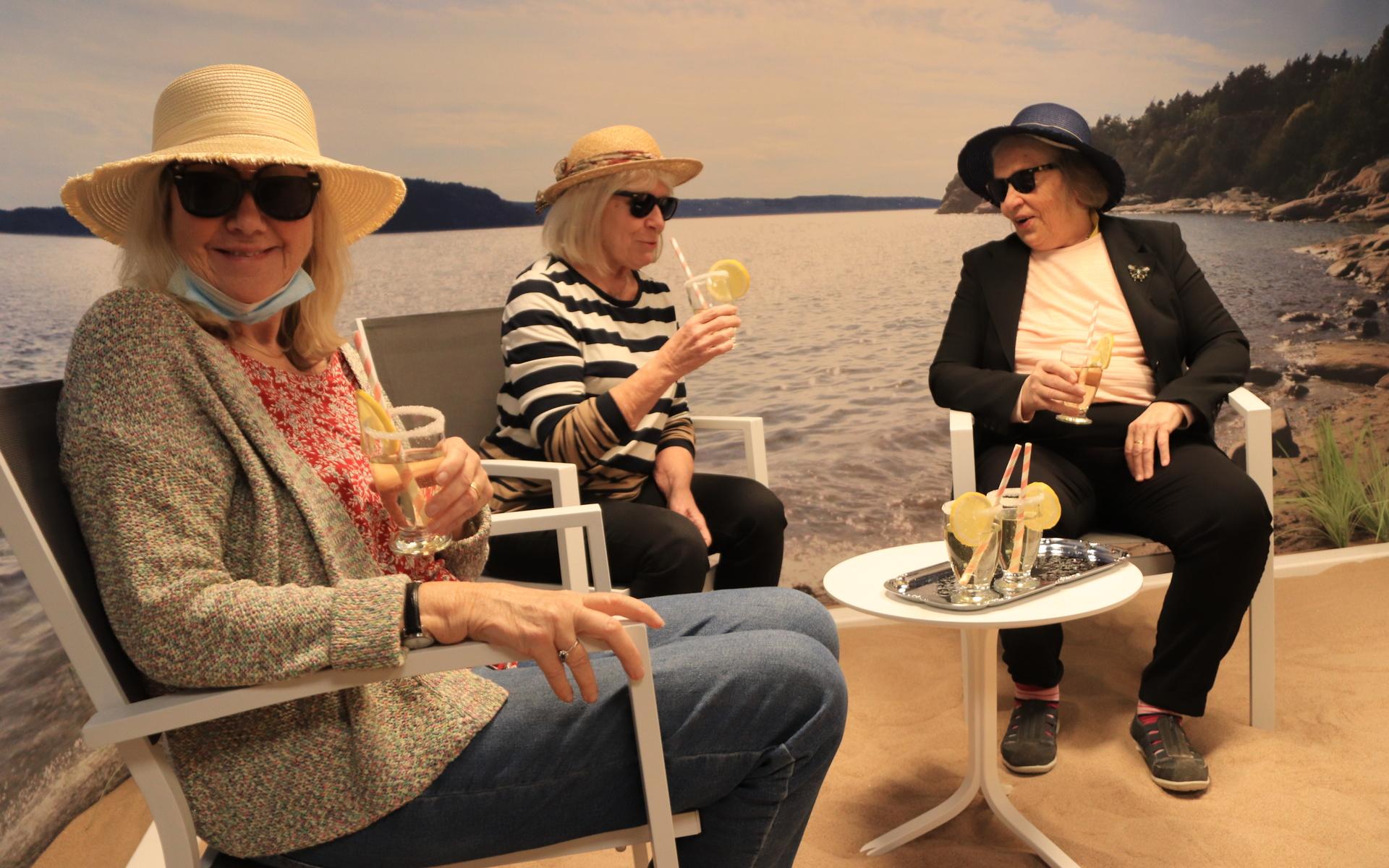 Ulla, Elaine och Siv njuter av värmen och av det trevliga sällskapet. ”Känns som att vara på semester” tycker de.